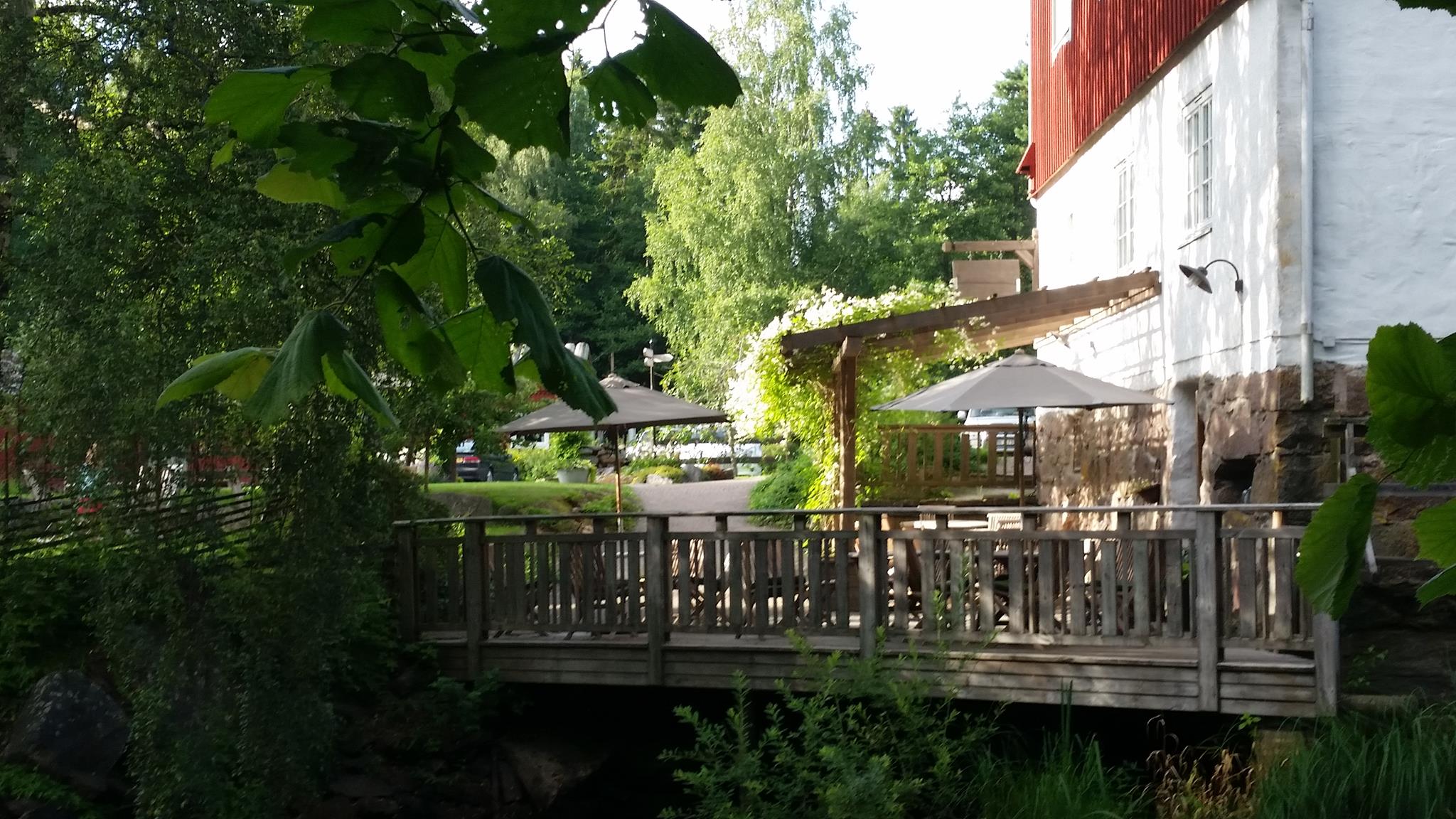 Bryggan på Herrtorps Qvarn där man kan äta och fika med utsikt över ån Flian