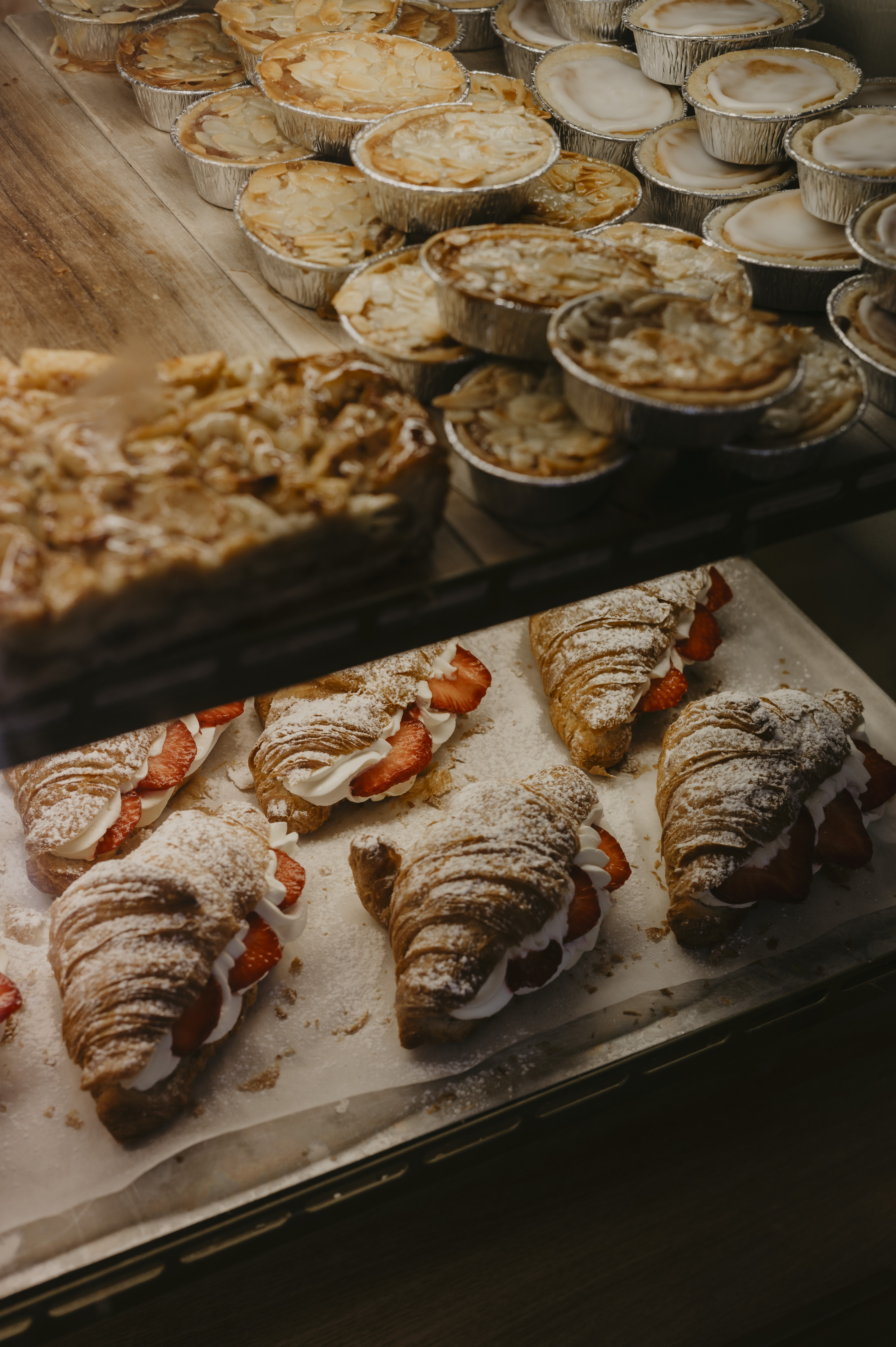 Bakverk som ligger på hyllor i ett café
