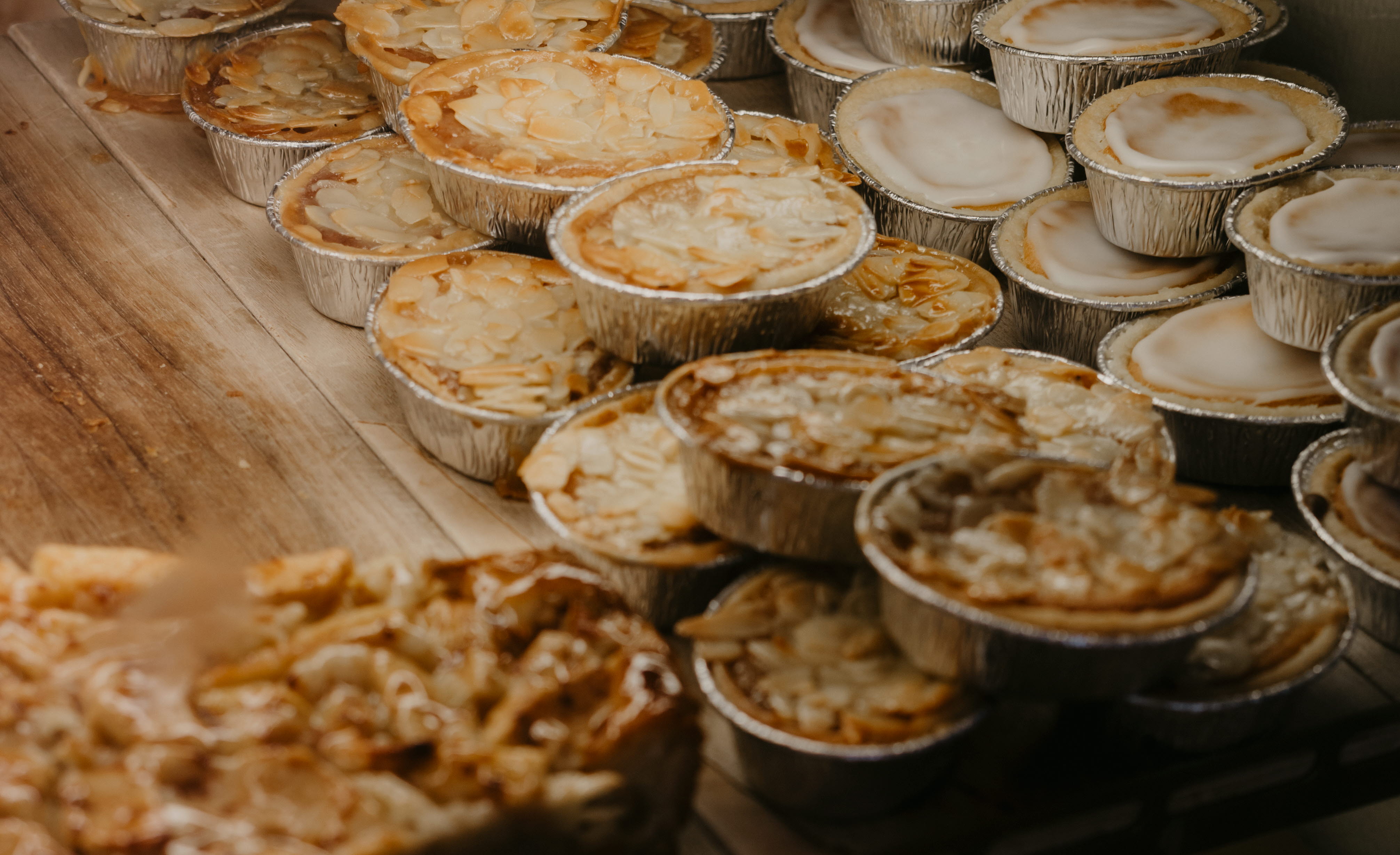 Bakverk som ligger på hyllor i ett café