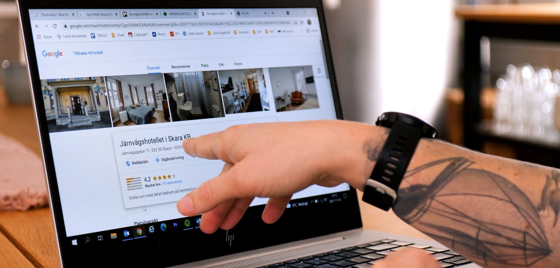 En hand pekar på något på en dataskärm.