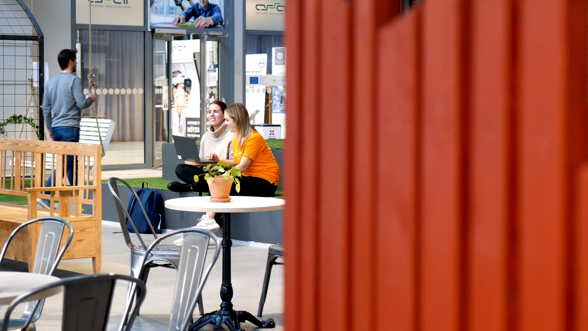 Två kvinnor sitter och pratar med varandra på ett science center.