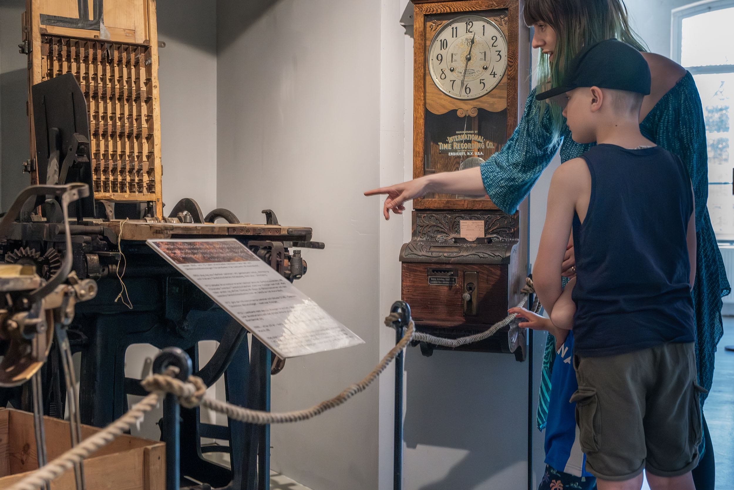 En kvinna visar ett barn saker på ett museum