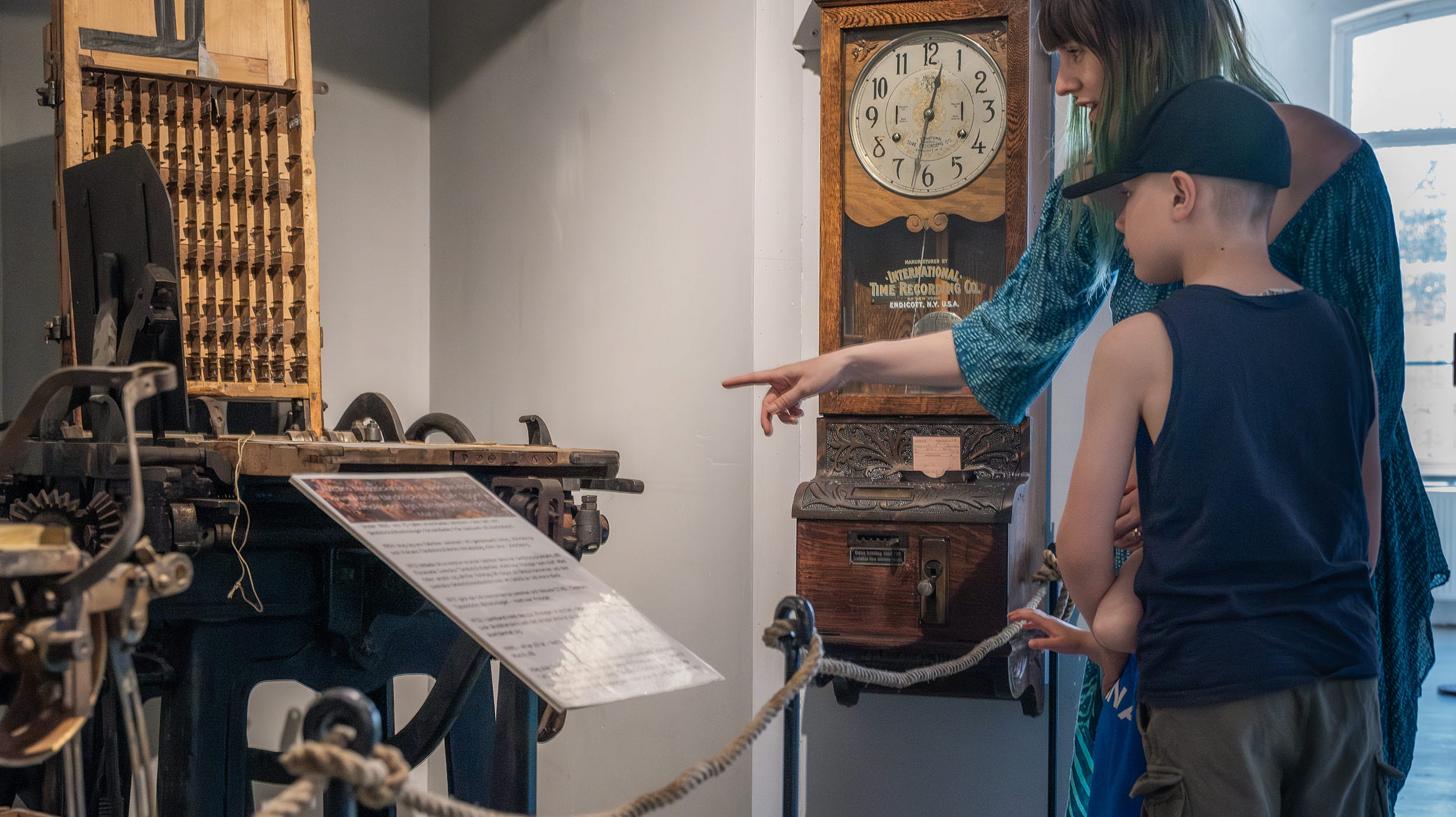 En kvinna visar ett barn saker på ett museum