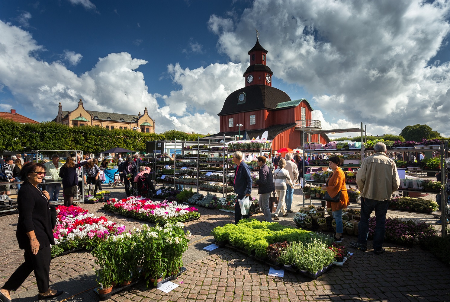 Kommersiell marknad på det stora berömda torget i Lidköping vid Vänern.