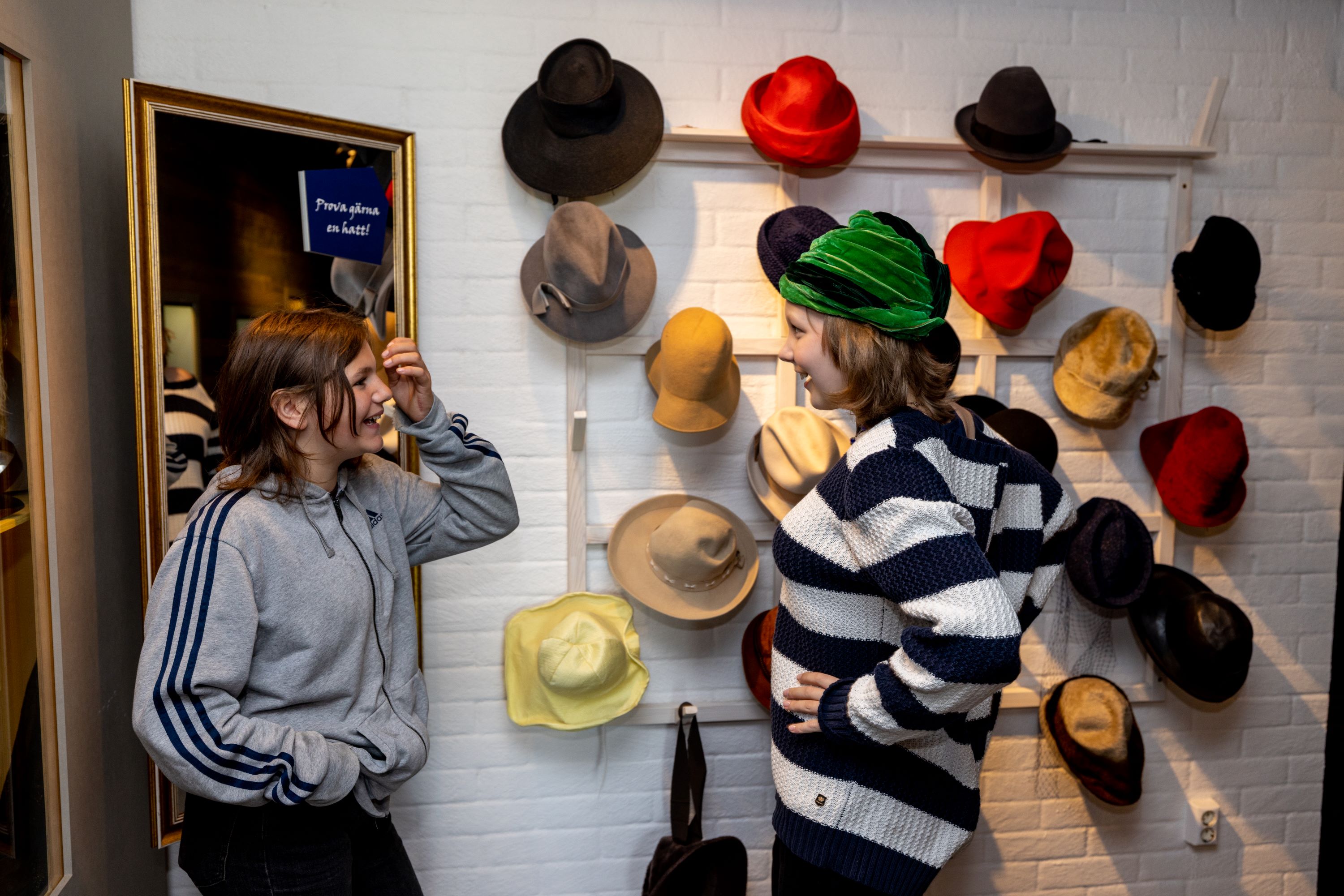 Prova hattar på Vänermuseet