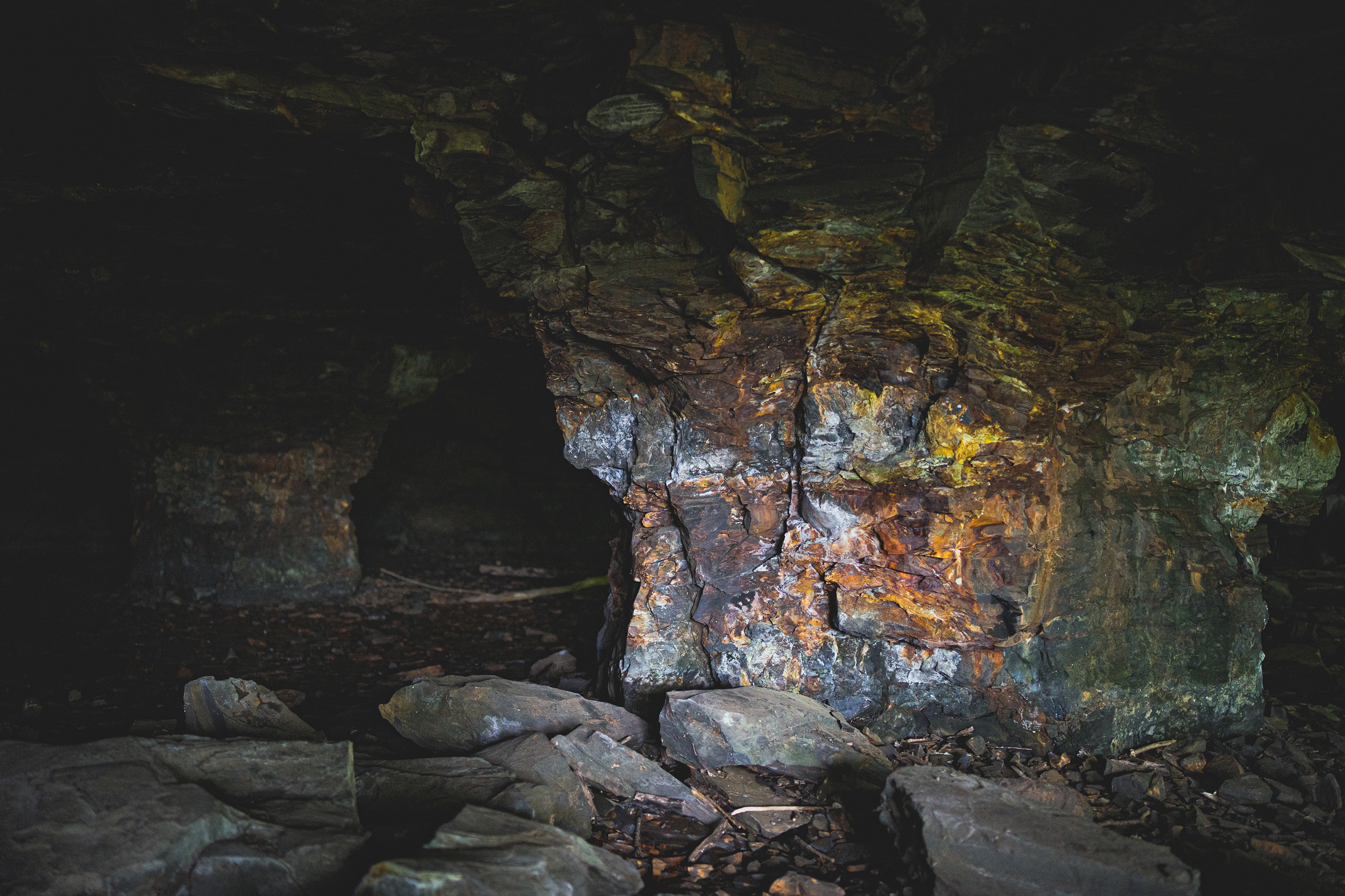 En grotta med inslag av orange på väggarna