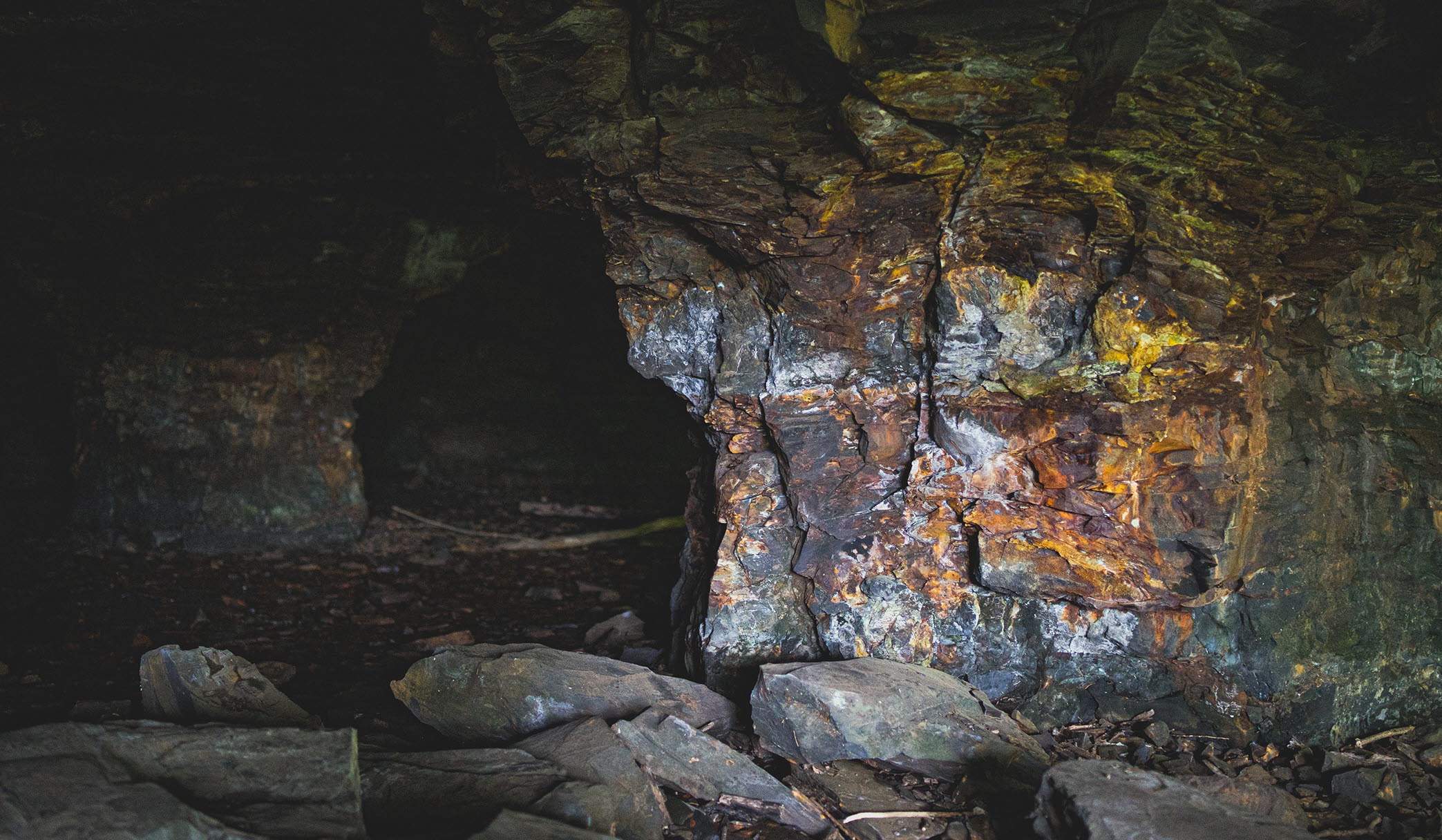 En grotta med inslag av orange på väggarna