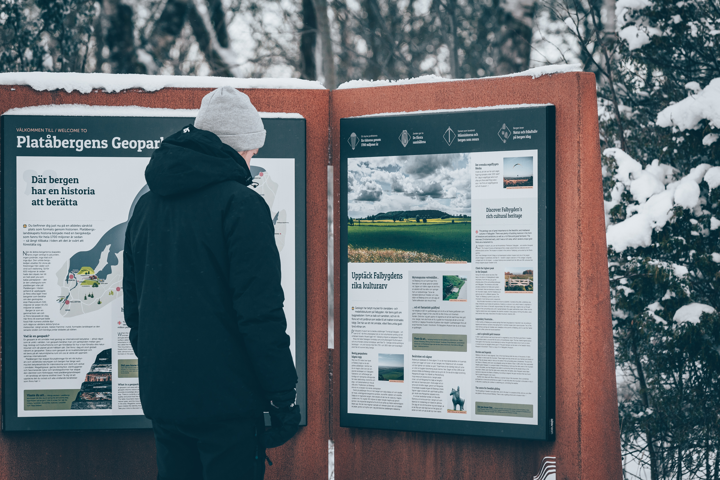 En man som kollar på en informationstavla