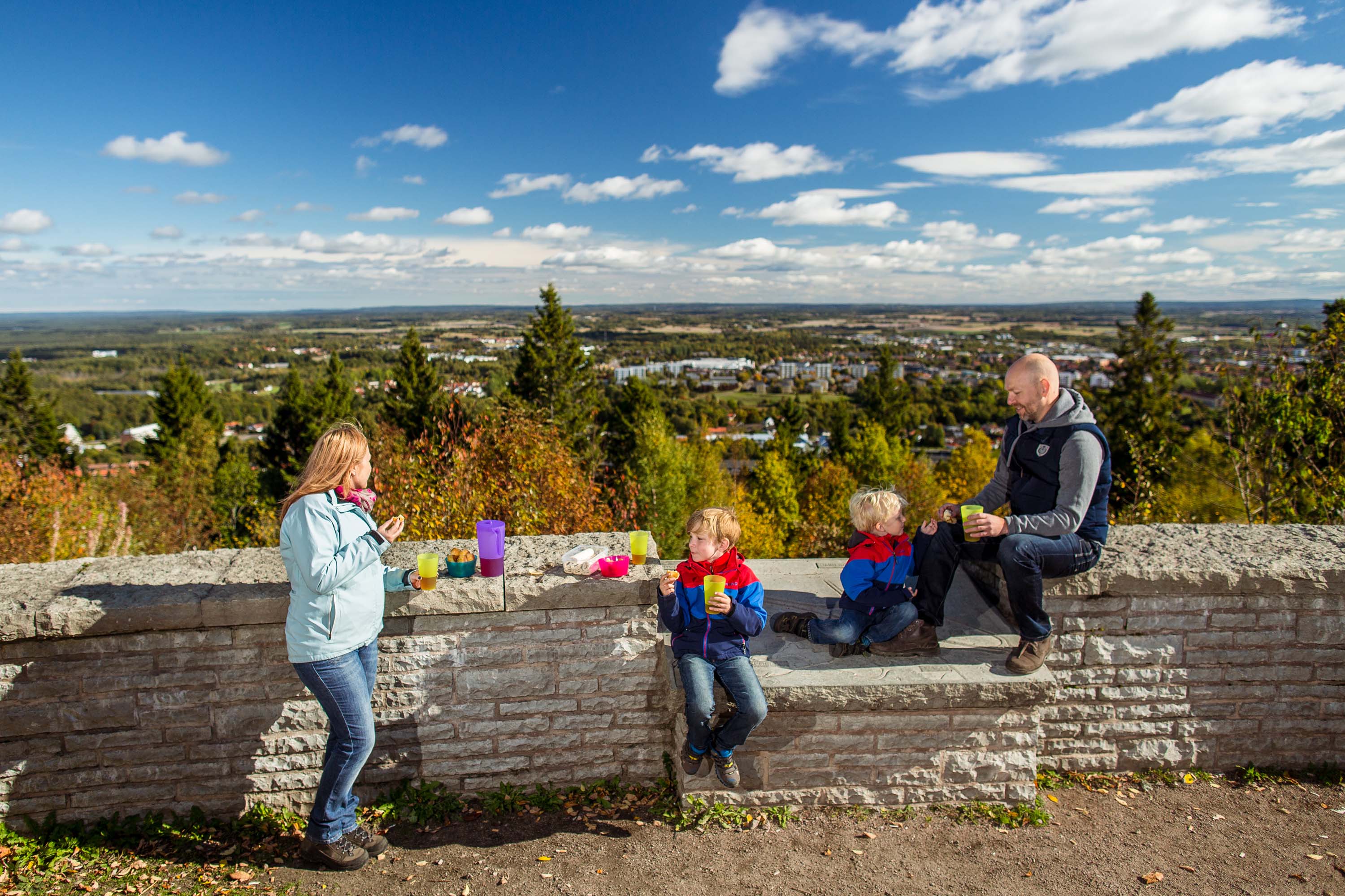 En familj som har picknick vid billingens utsiktsplats. 