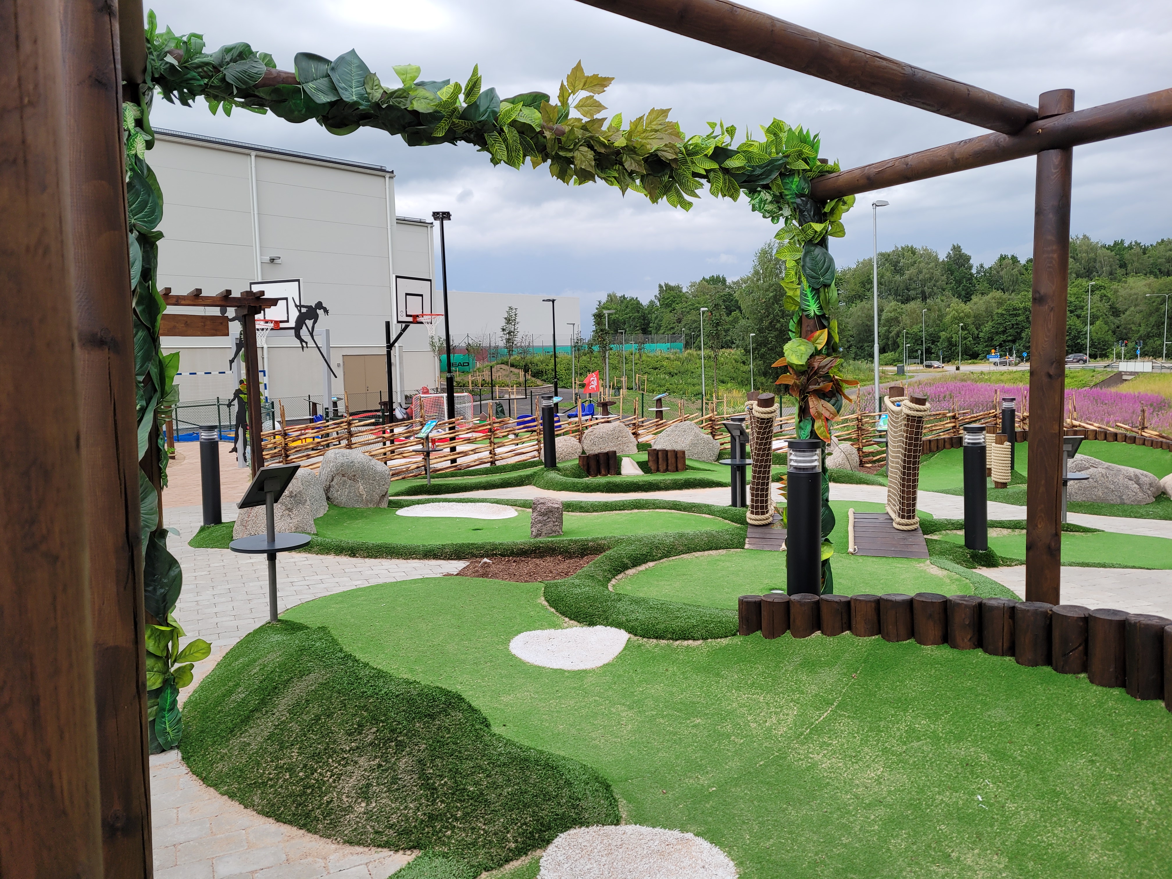 Äventyrsgolfbana med grönt konstgräs.