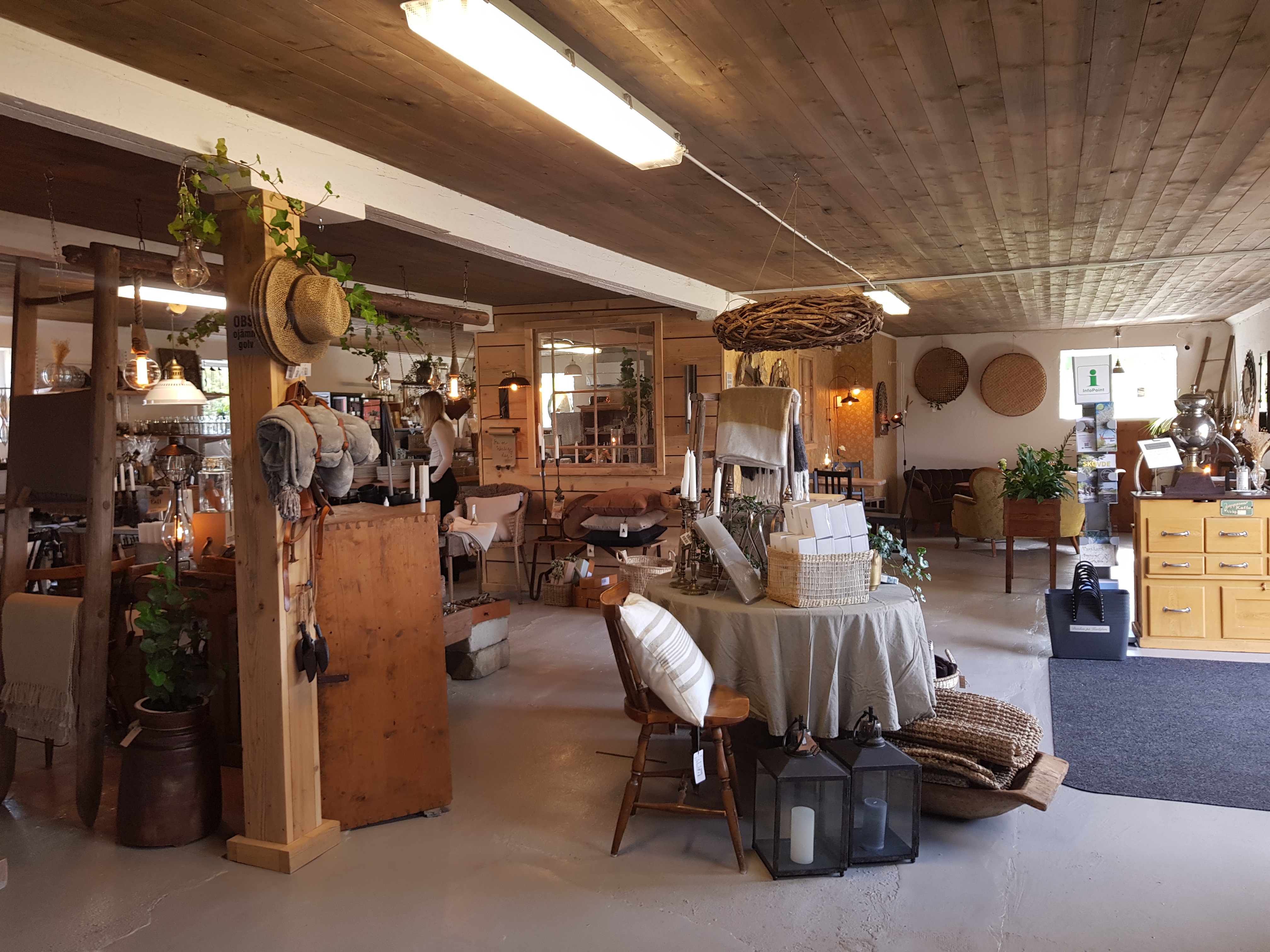 En översikbild över Butik på Karlsfors inifrån med bland annat inredning till försäljning. 