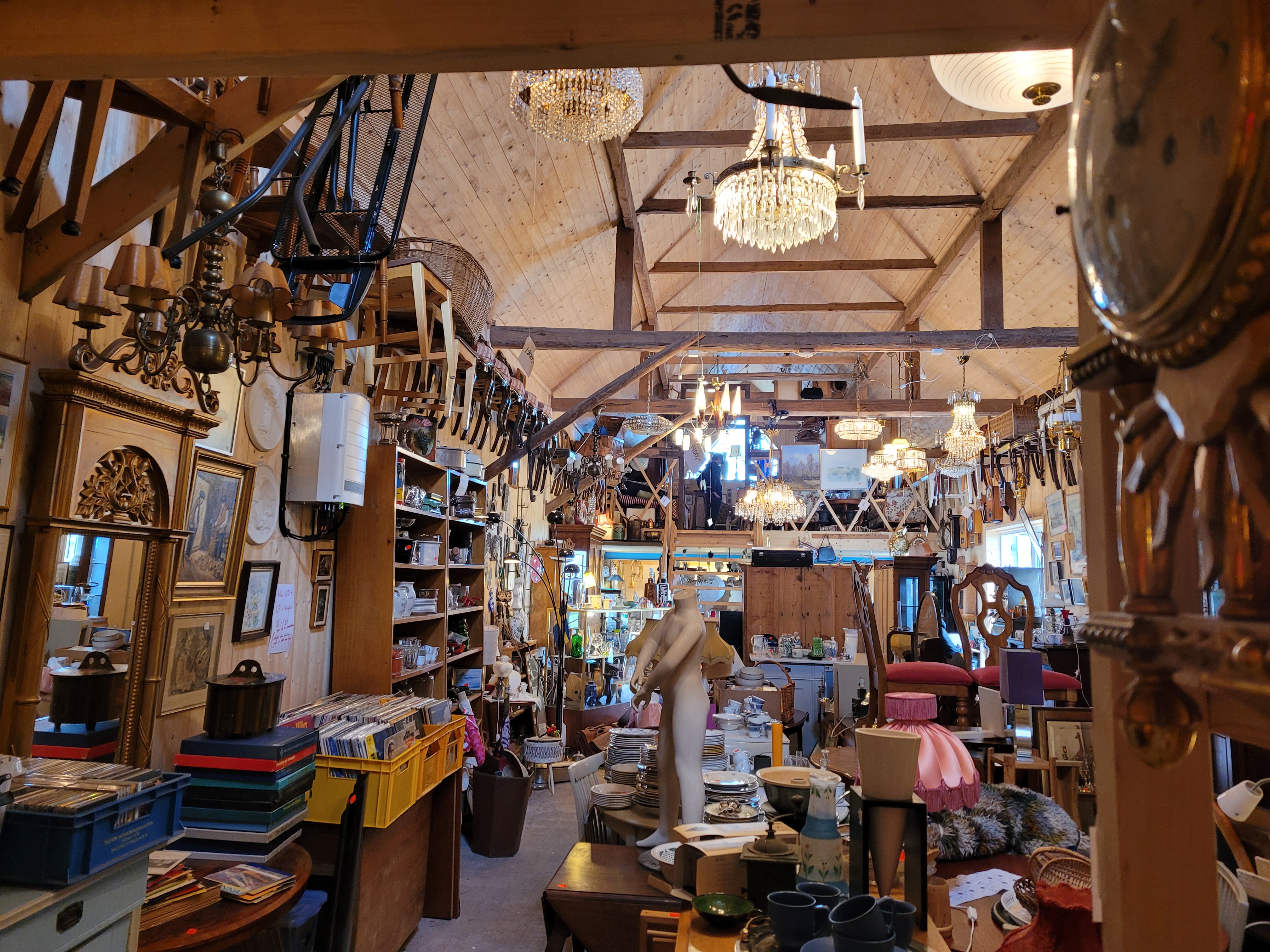 Loppisfynd från golv till tak