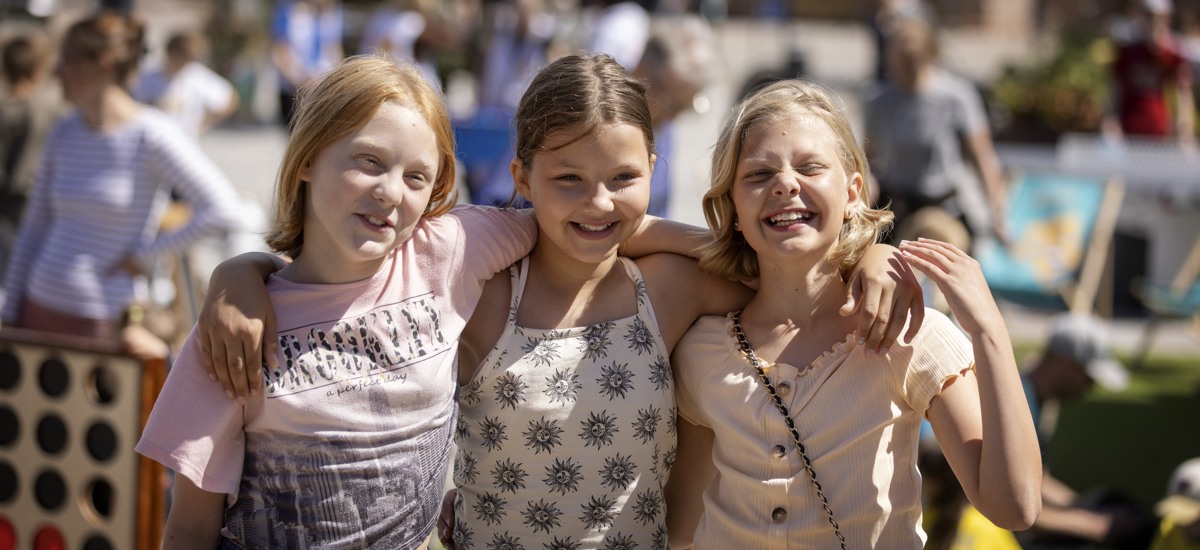 tre tjejer på sommartorg