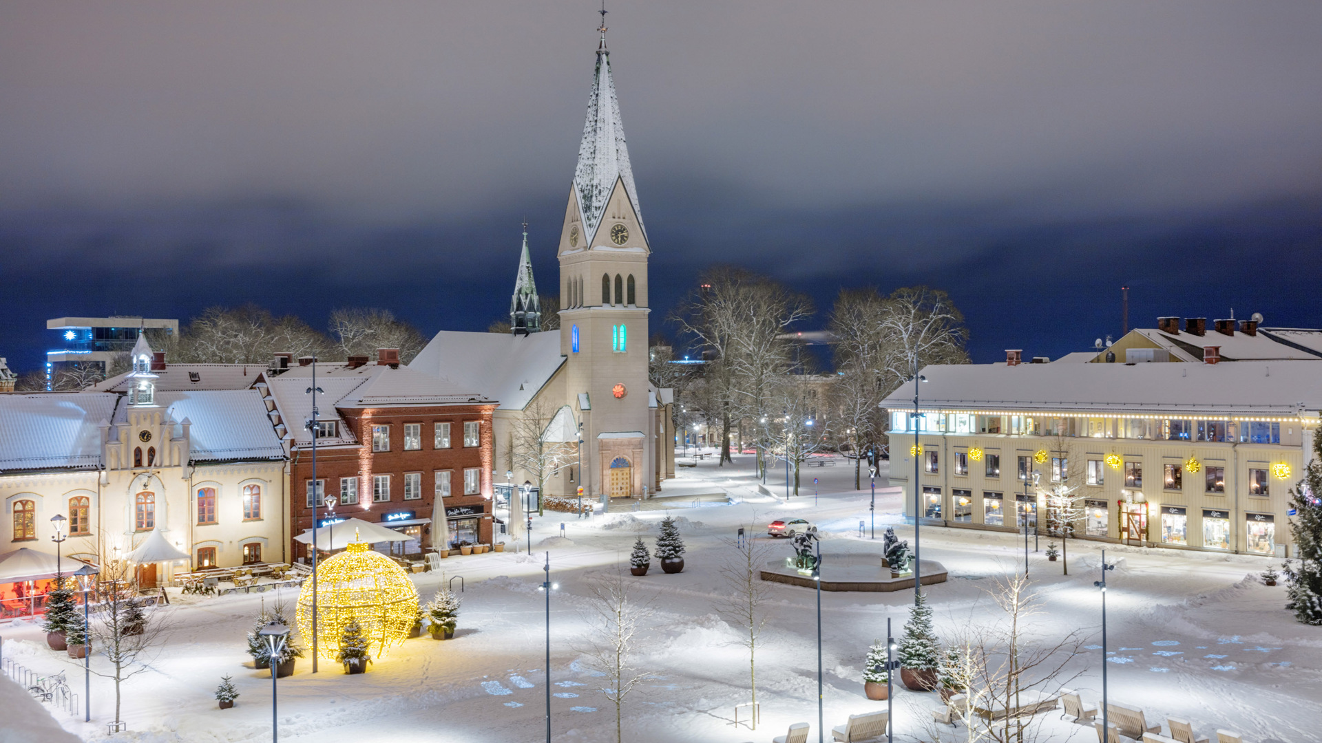 Vy över ett snöklätt torg