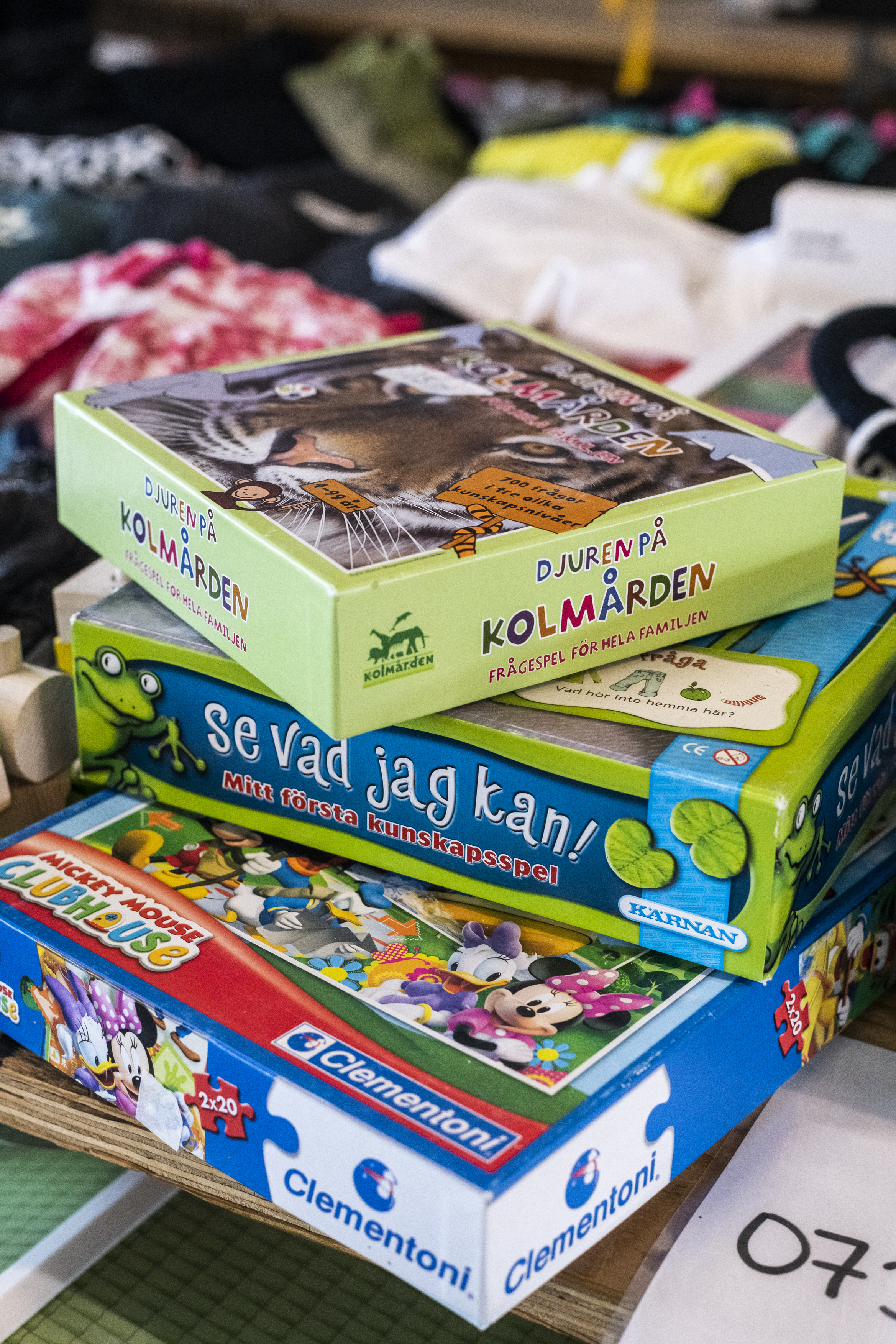 Spel och pussel som står staplade i hög