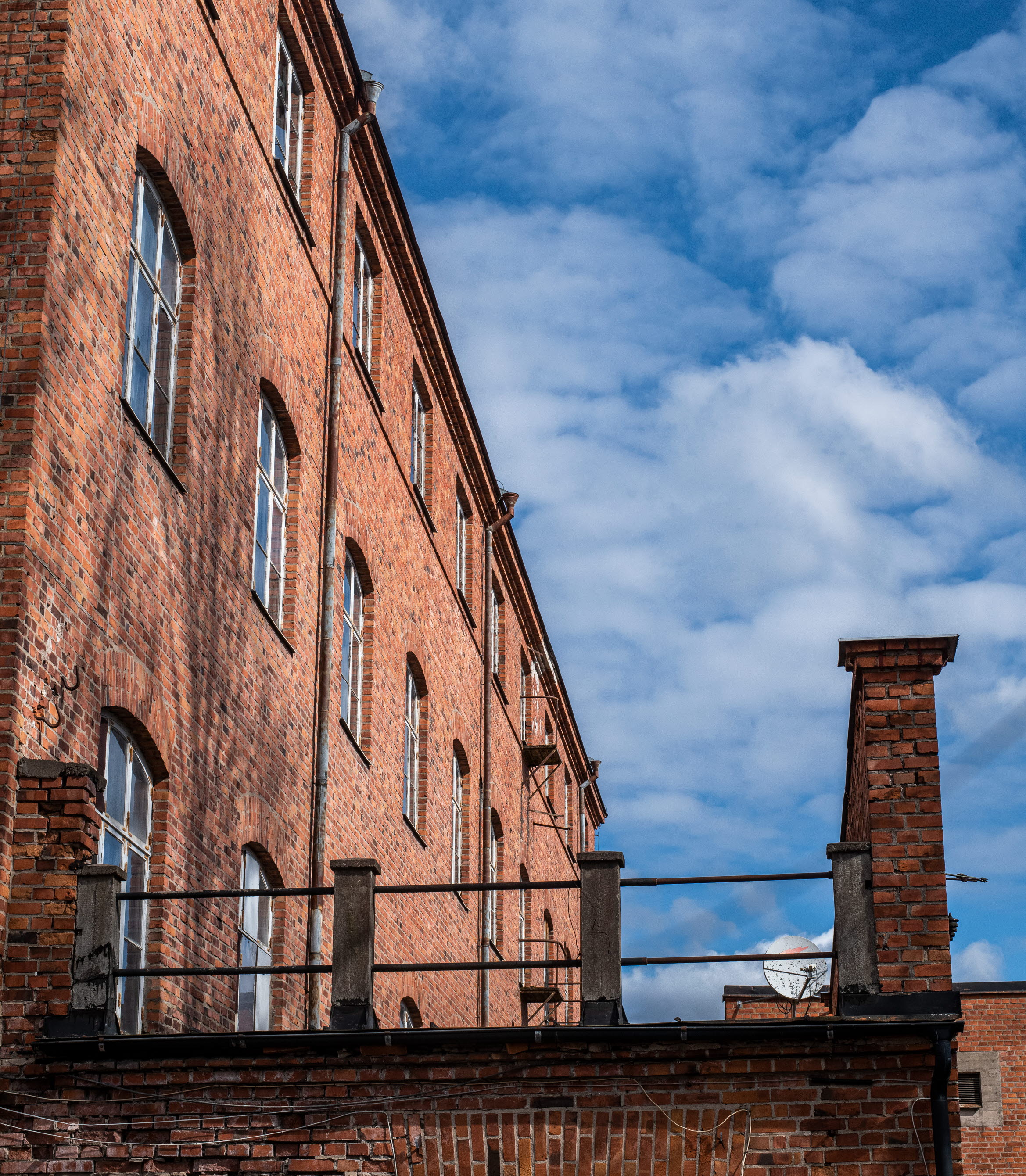Stor tegelbyggnad i form av en gammal industrilokal. 