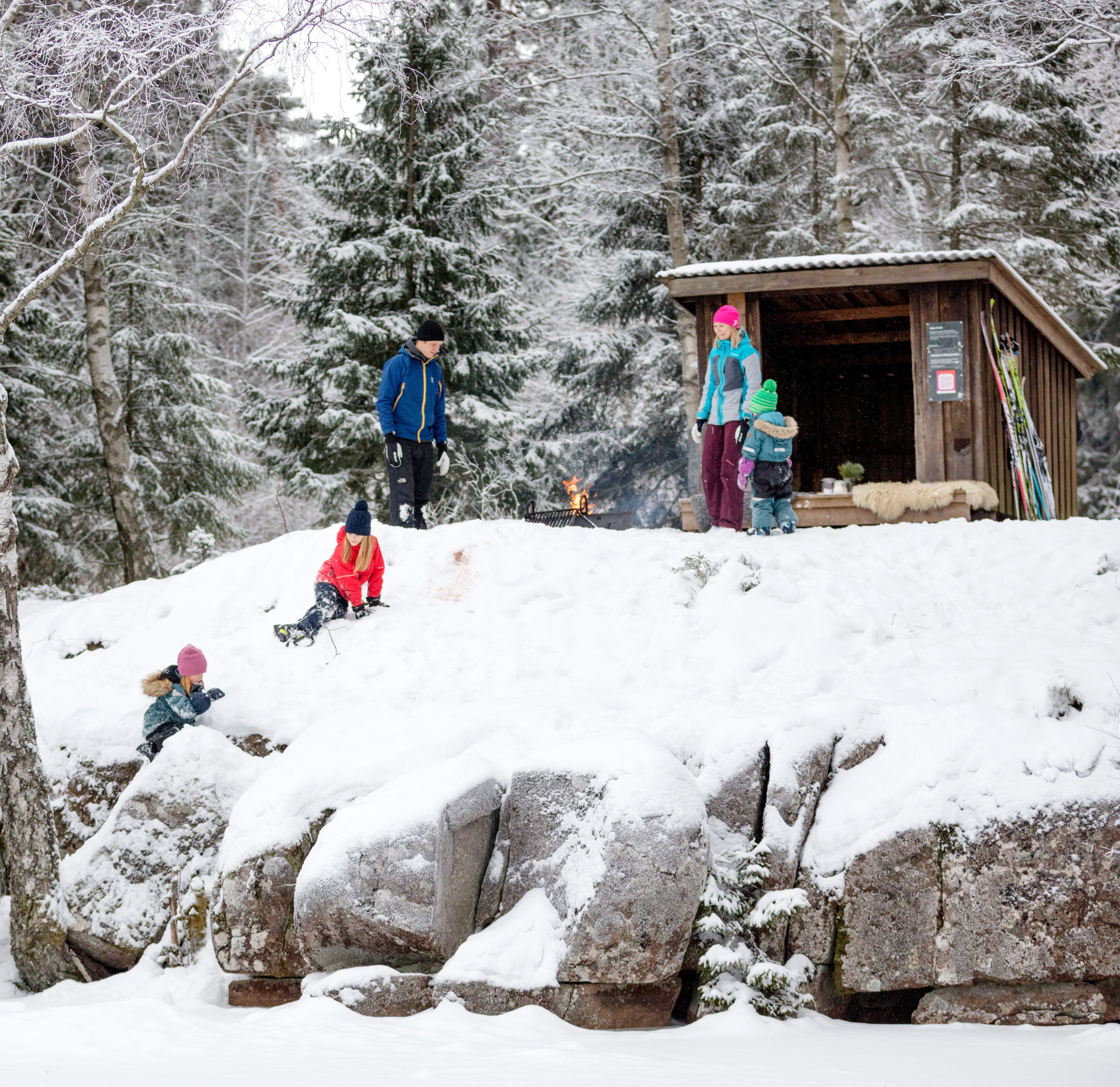 Familj som grillar i vinterlandskapet på Billingen.