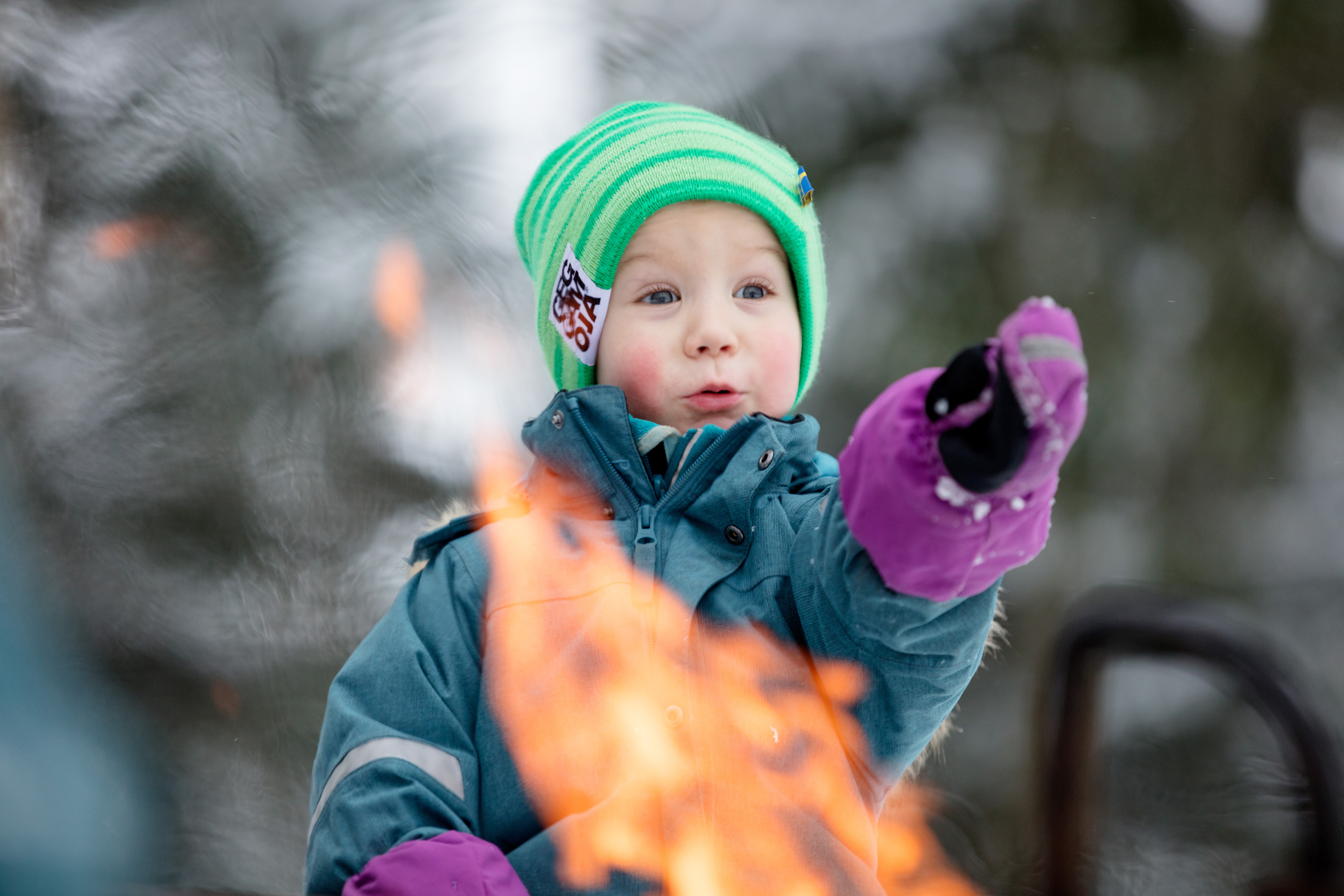 Familj som grillar i vinterlandskapet på Billingen.