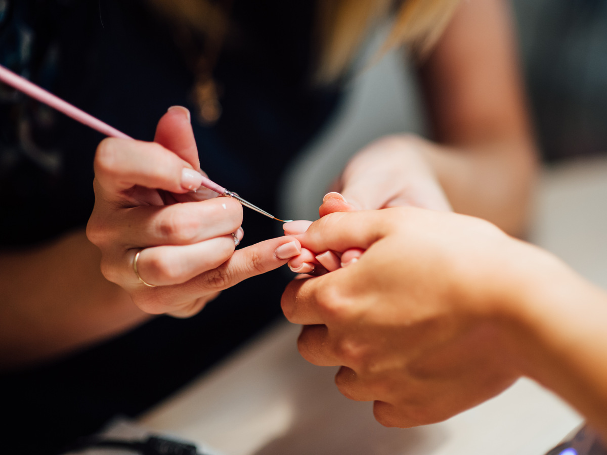 Manikyr på nagelsalong.