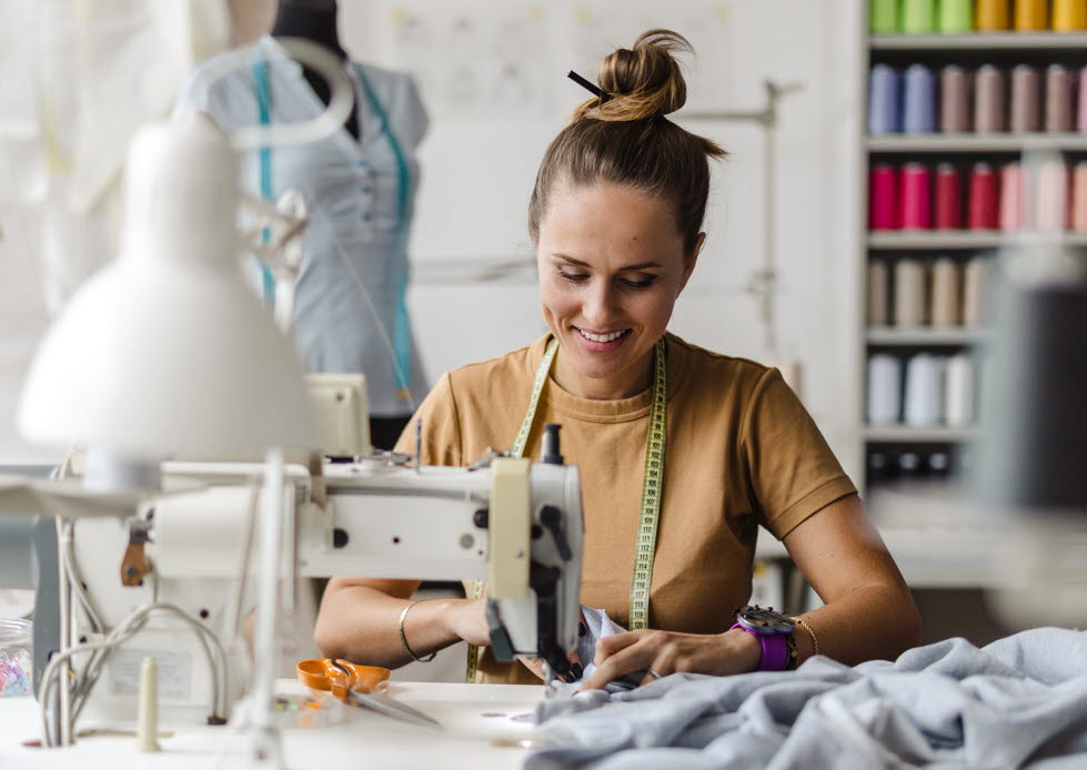 En kvinna vid en symaskin. 