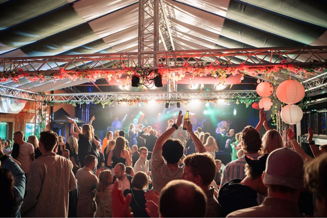 Allmän bild på Allsång på Husaren