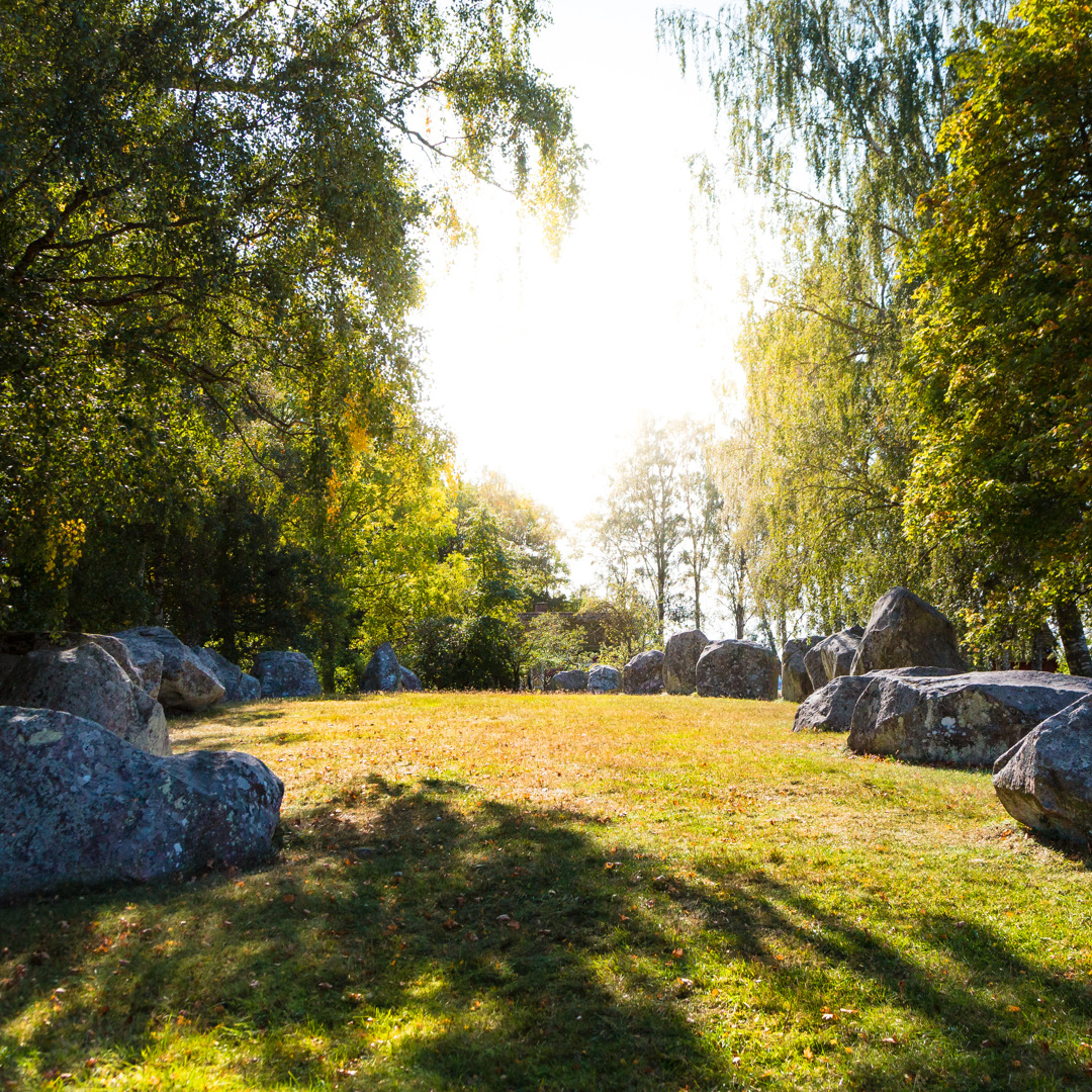24 klumpformade stenar, cirka två meter höga, och är uppställda i en 55 meter lång och 18 meter bred oval
