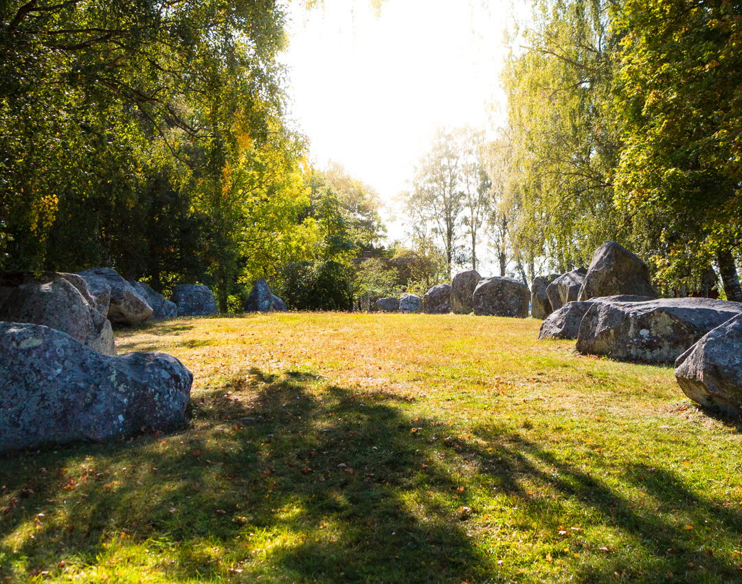 24 klumpformade stenar, cirka två meter höga, och är uppställda i en 55 meter lång och 18 meter bred oval