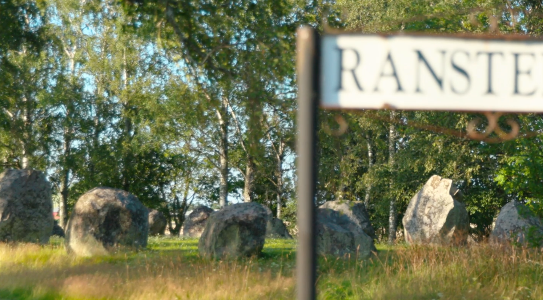 Askeberga stenar omgivna av grönska. 