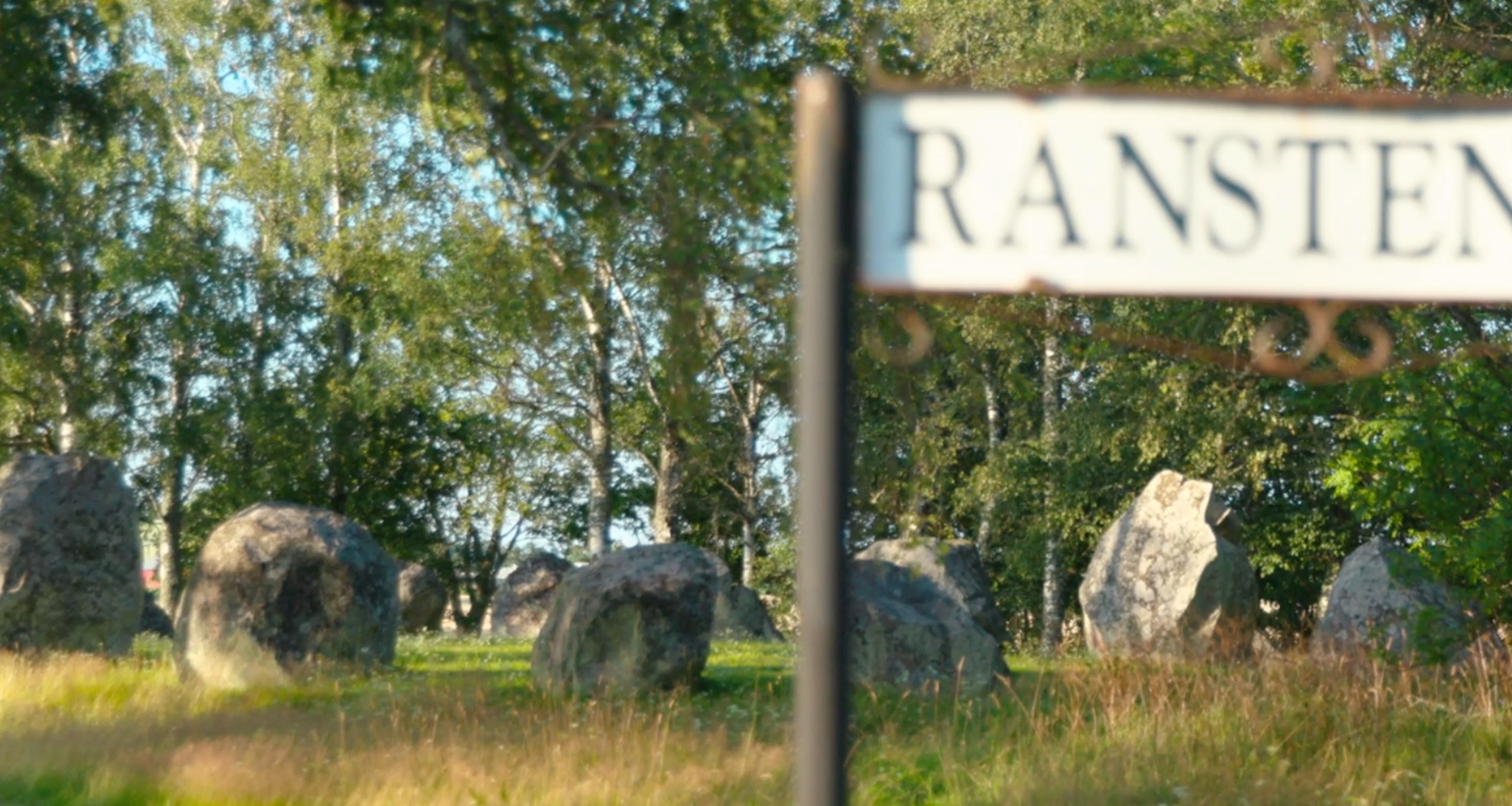 Askeberga stenar omgivna av grönska. 