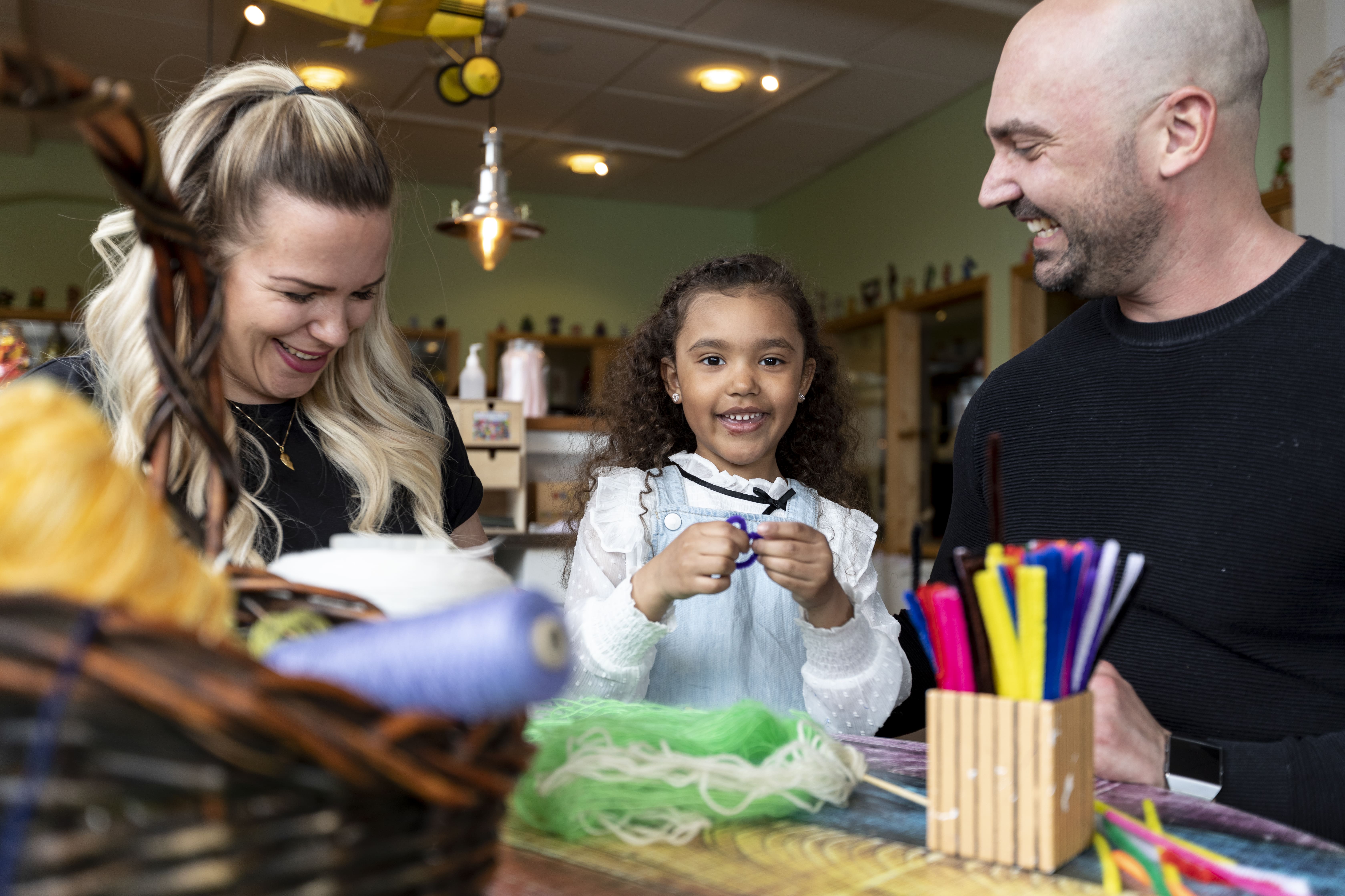 En familj som experimenterar på ett science center