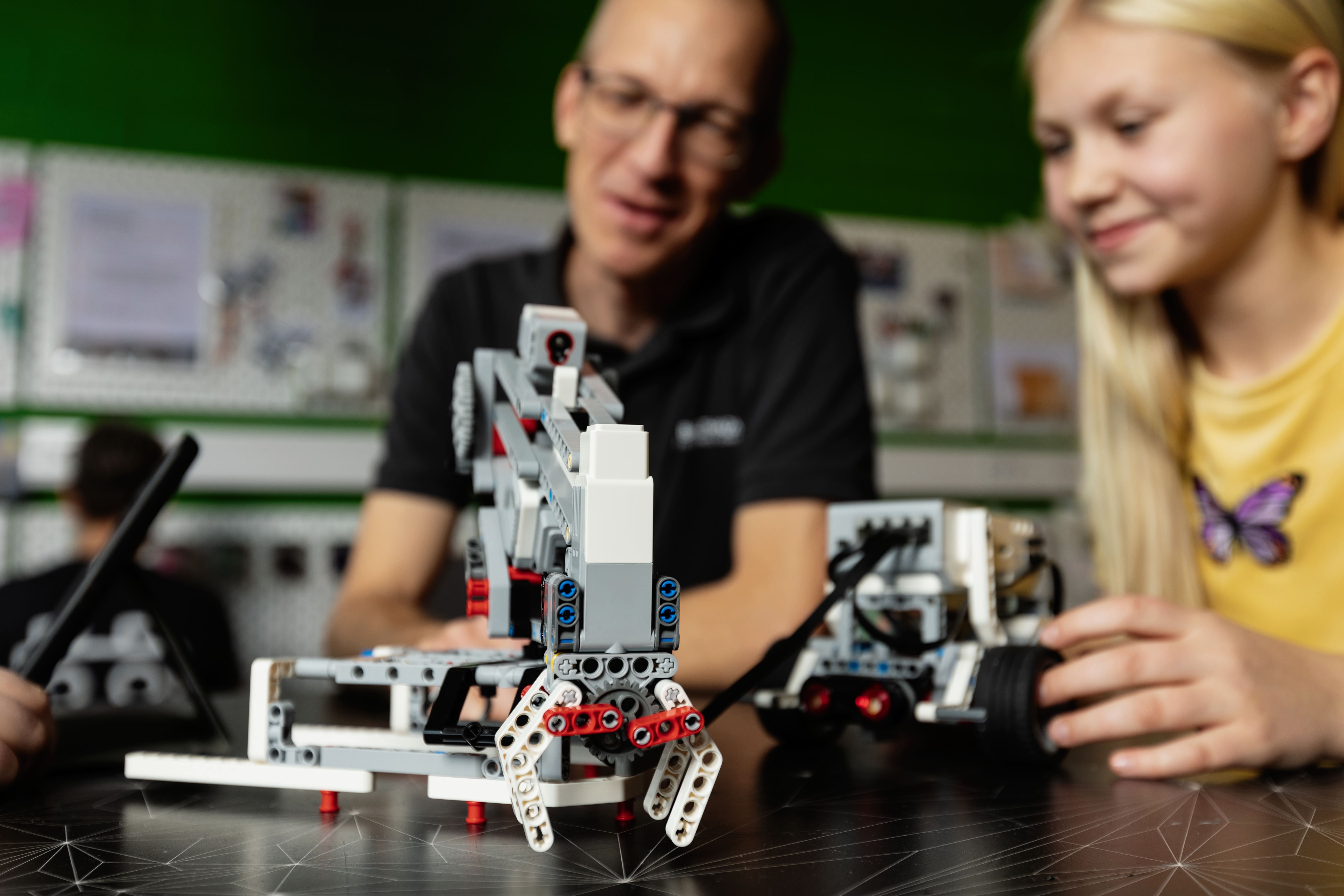 En familj som experimenterar på ett science center