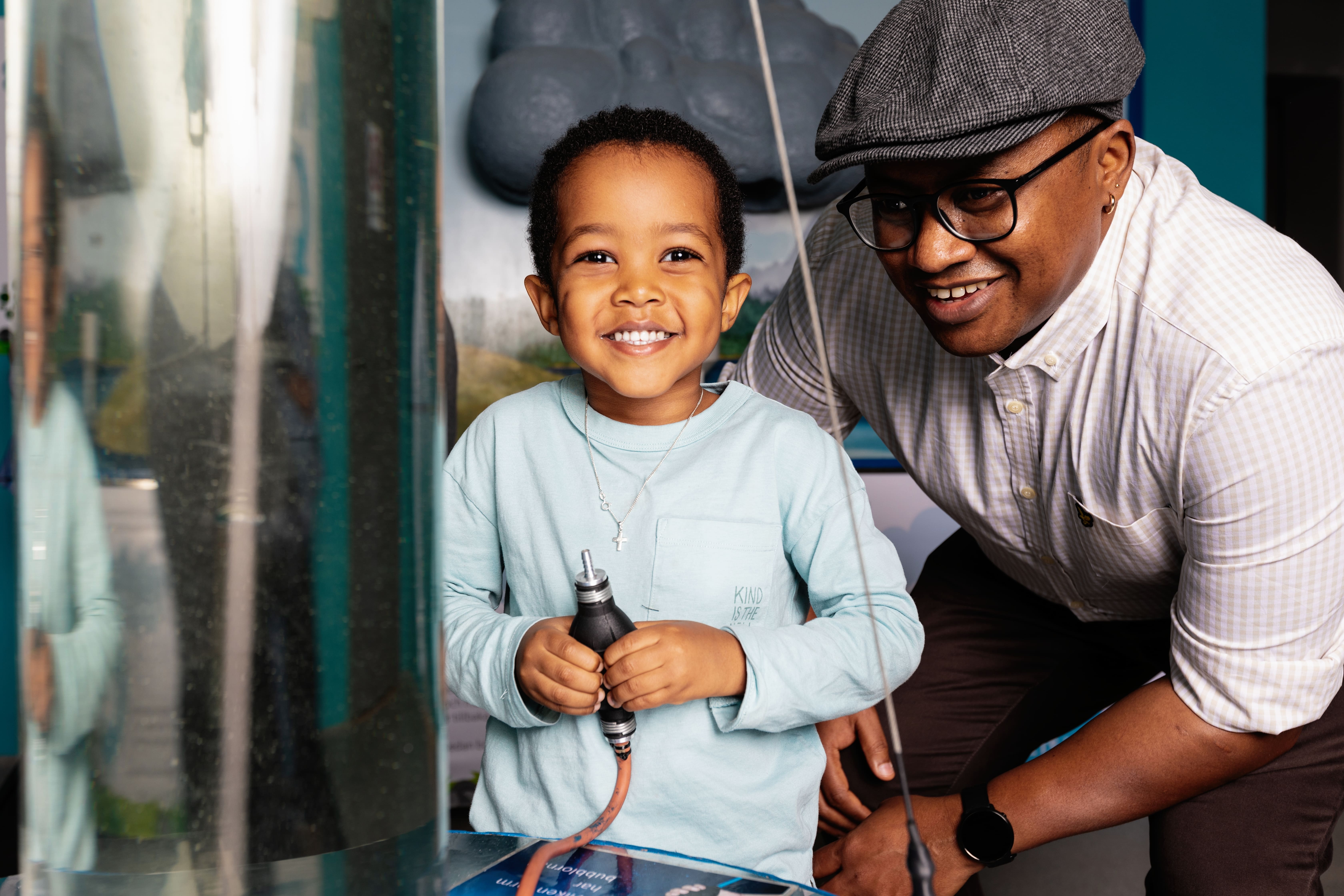 En familj som experimenterar på ett science center