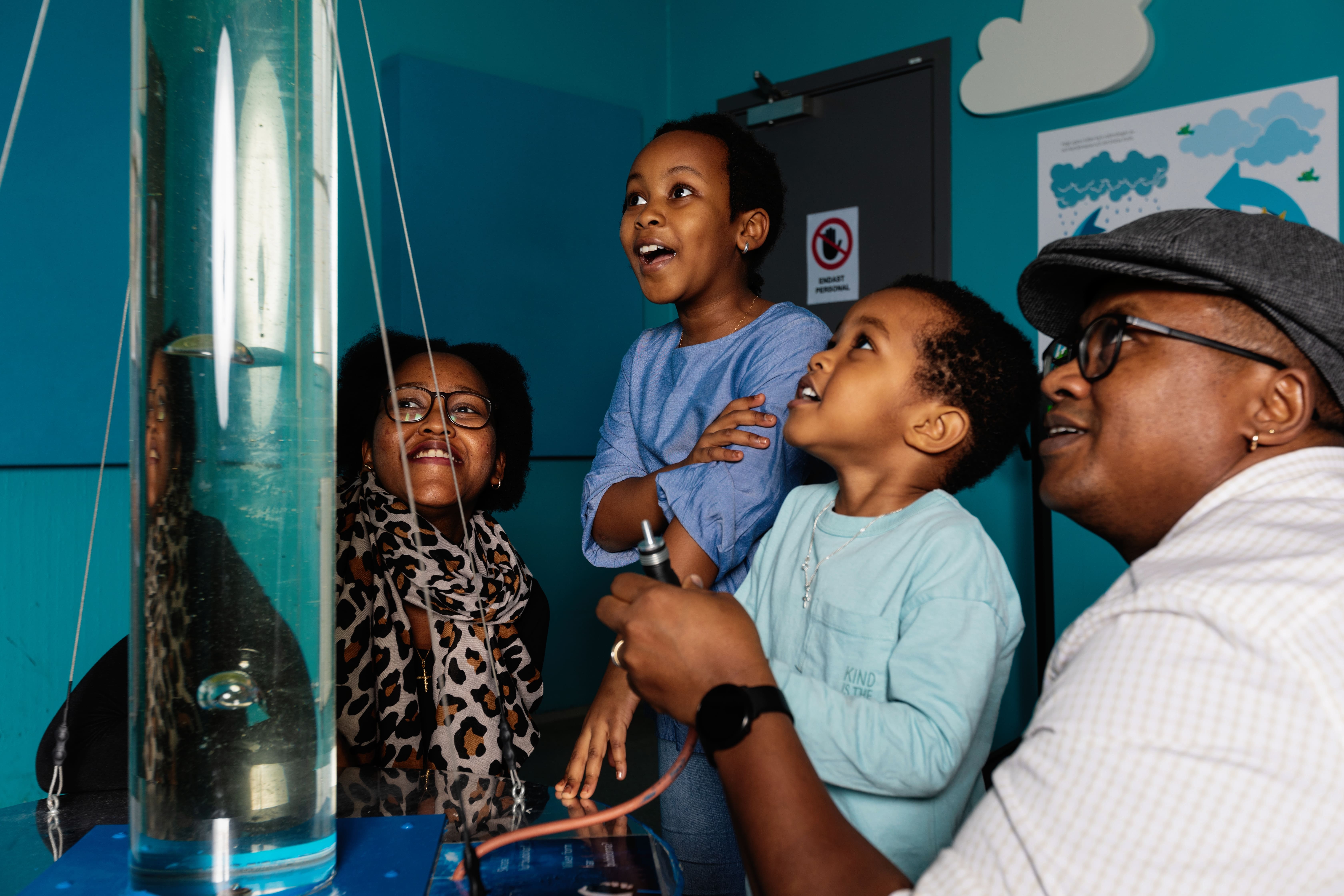 En familj som experimenterar på ett science center