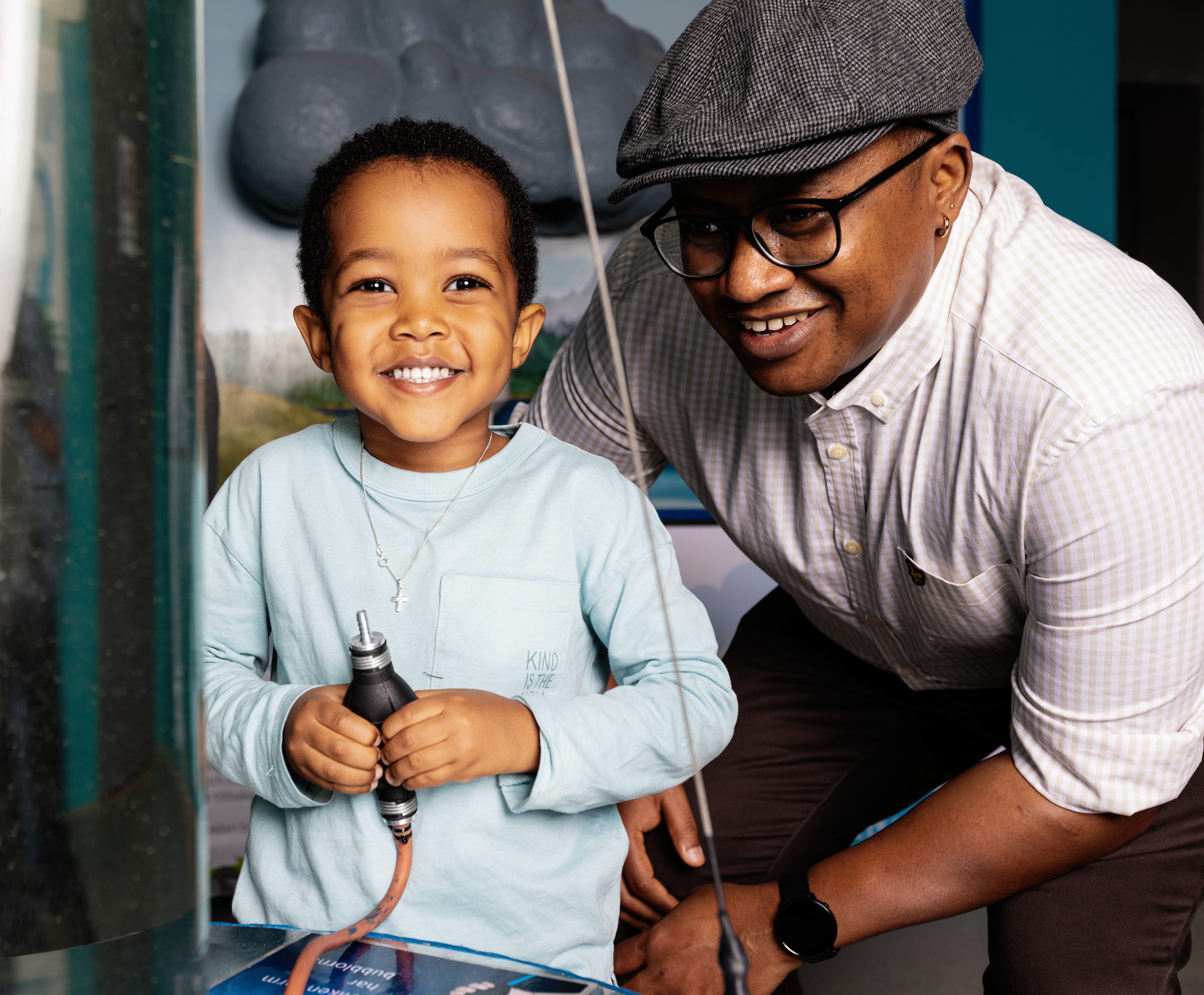 En familj som experimenterar på ett science center
