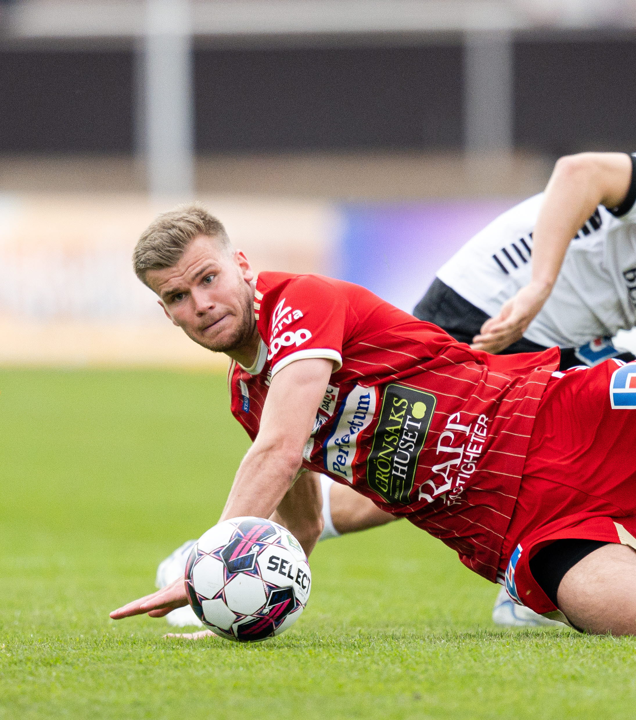 Skövde AIKs Elias Lindell sträcker sig efter bollen i mötet med Örebro SK