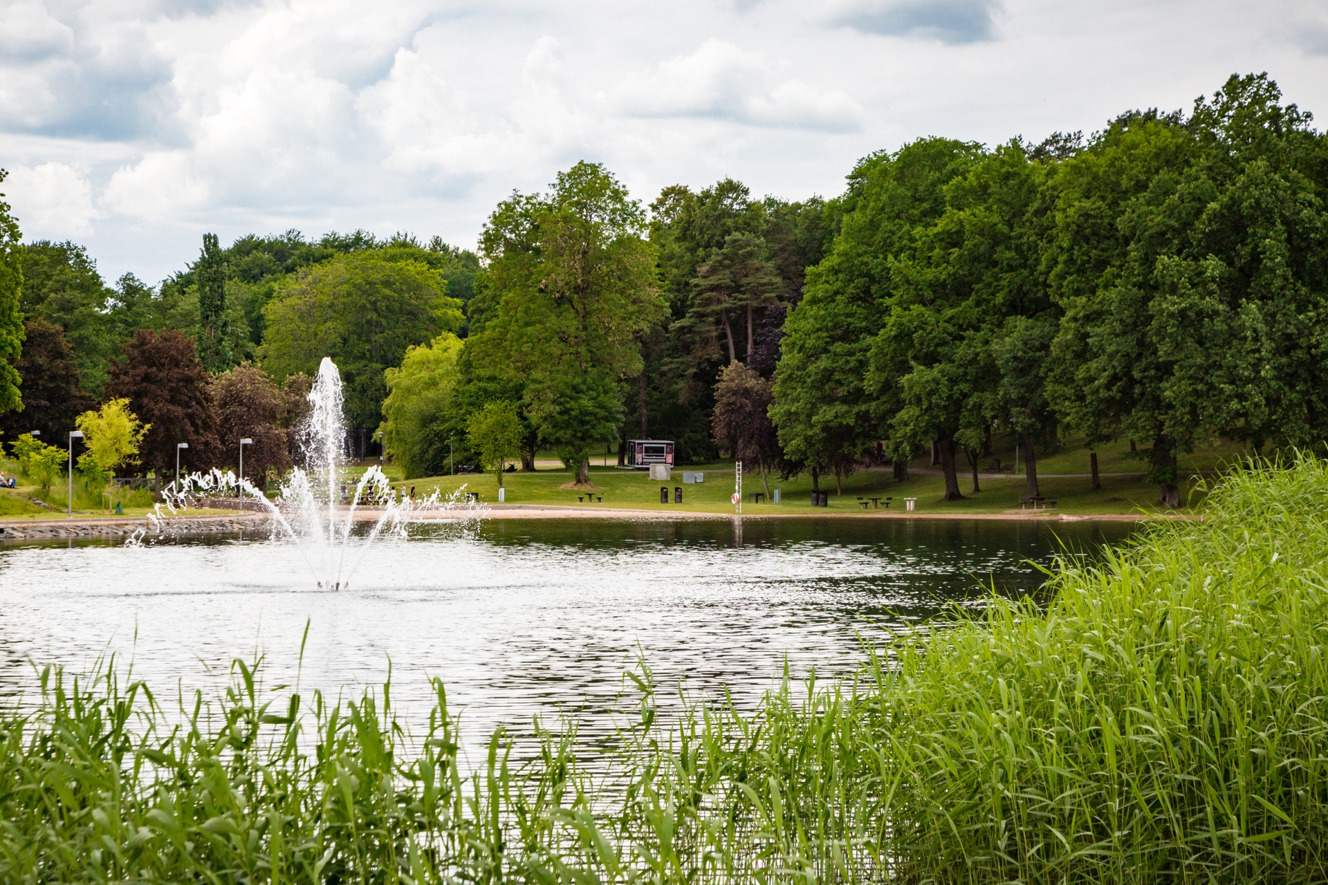 Boulognersjön  omgiven av den härligt lummiga Boulognerskogen. 