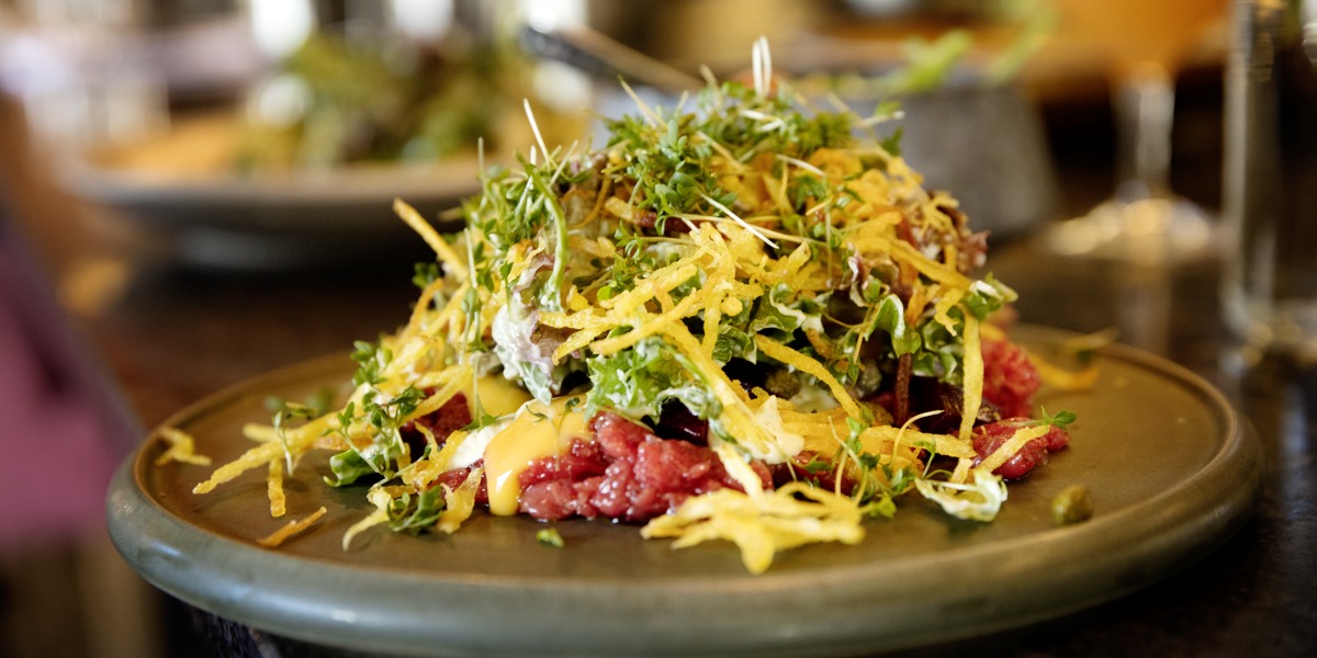 En tallrik med färgglad mat.