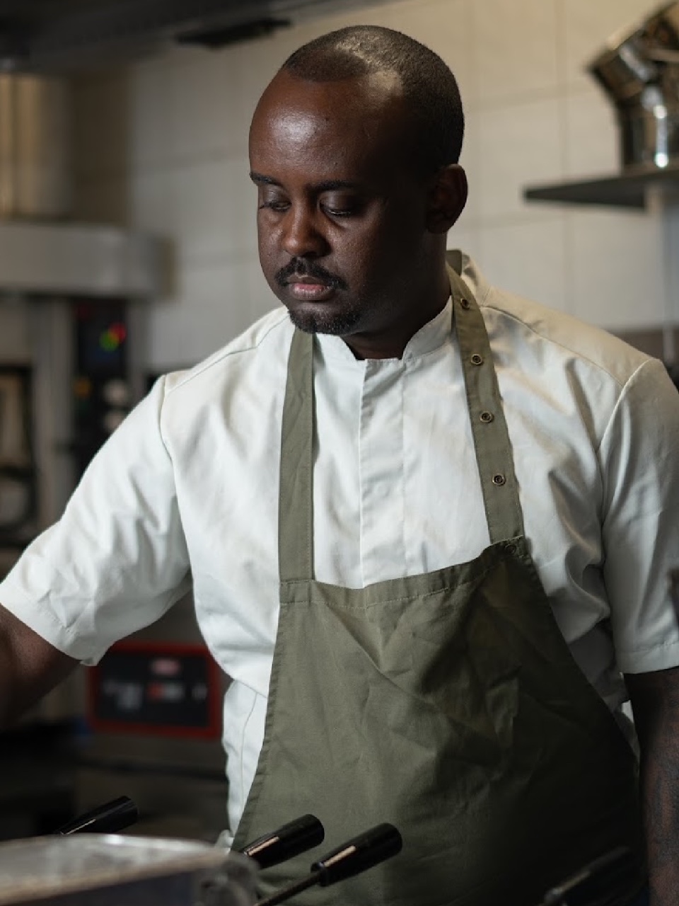 En man med kockskjorta och förkläde.