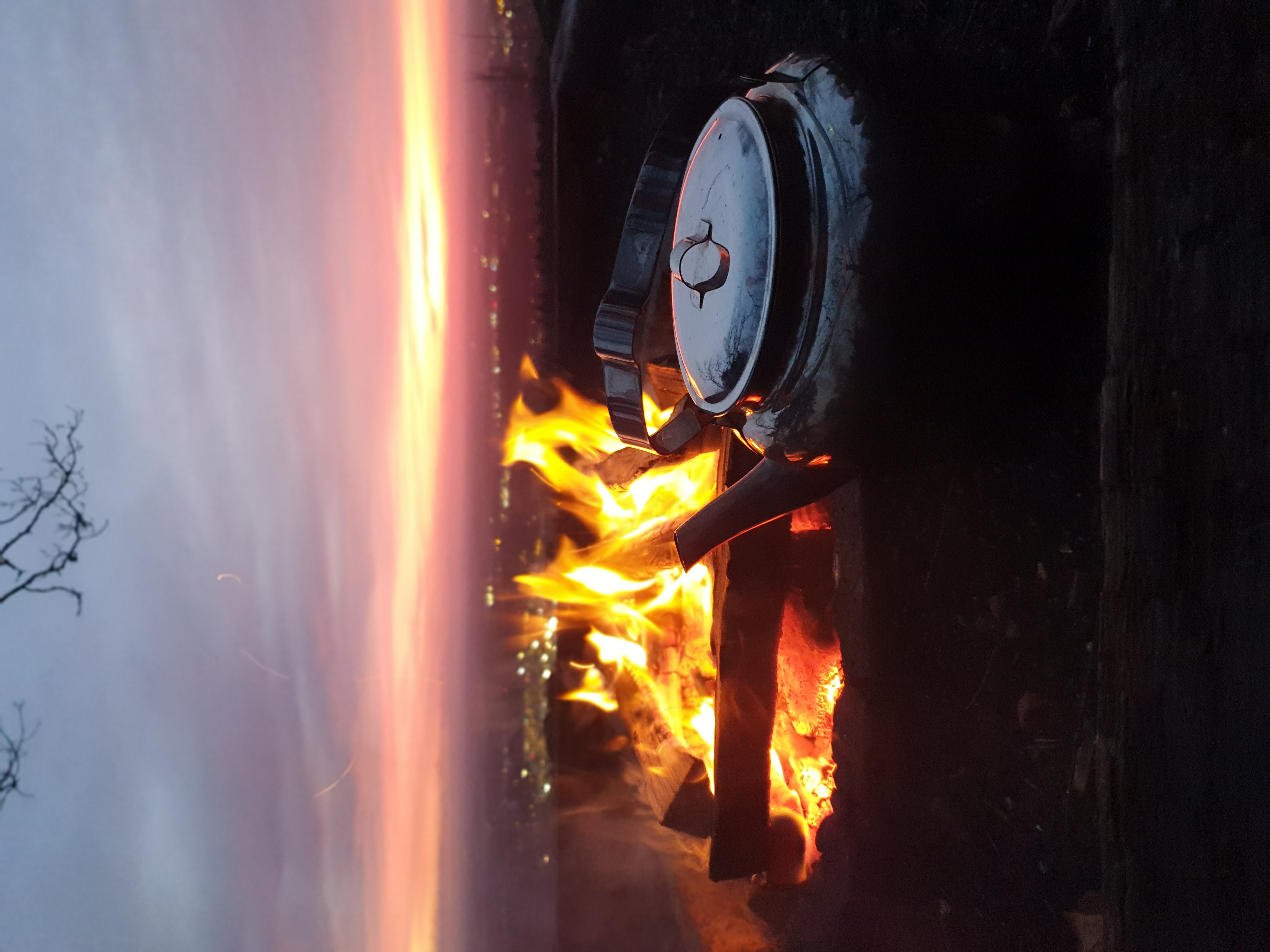 Öppen eld i soluppgången