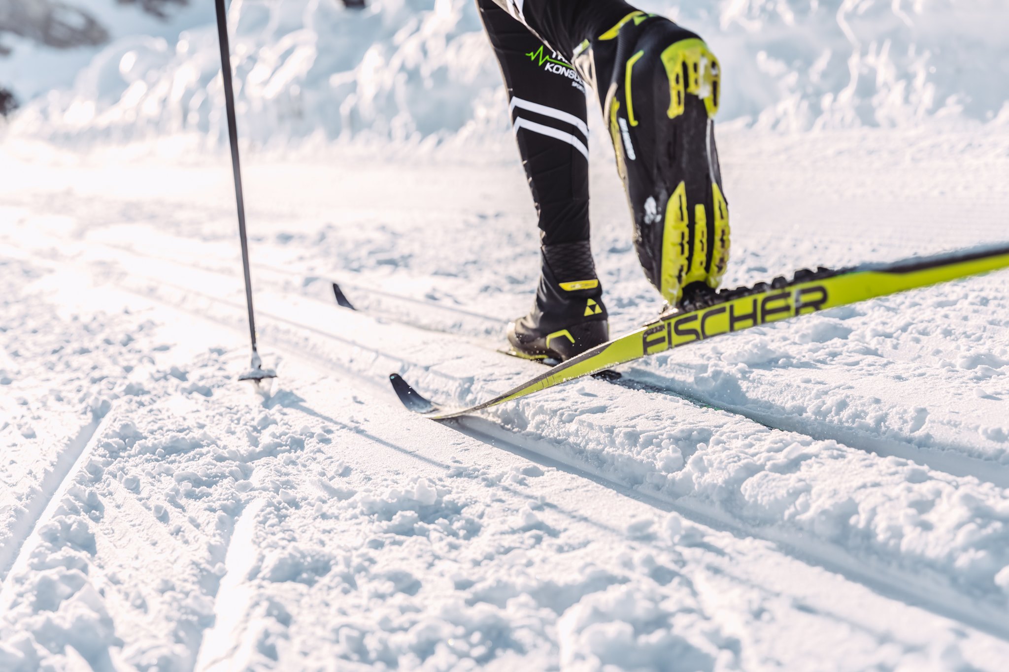 Längdskidor och pjäxor i skidspår och snö