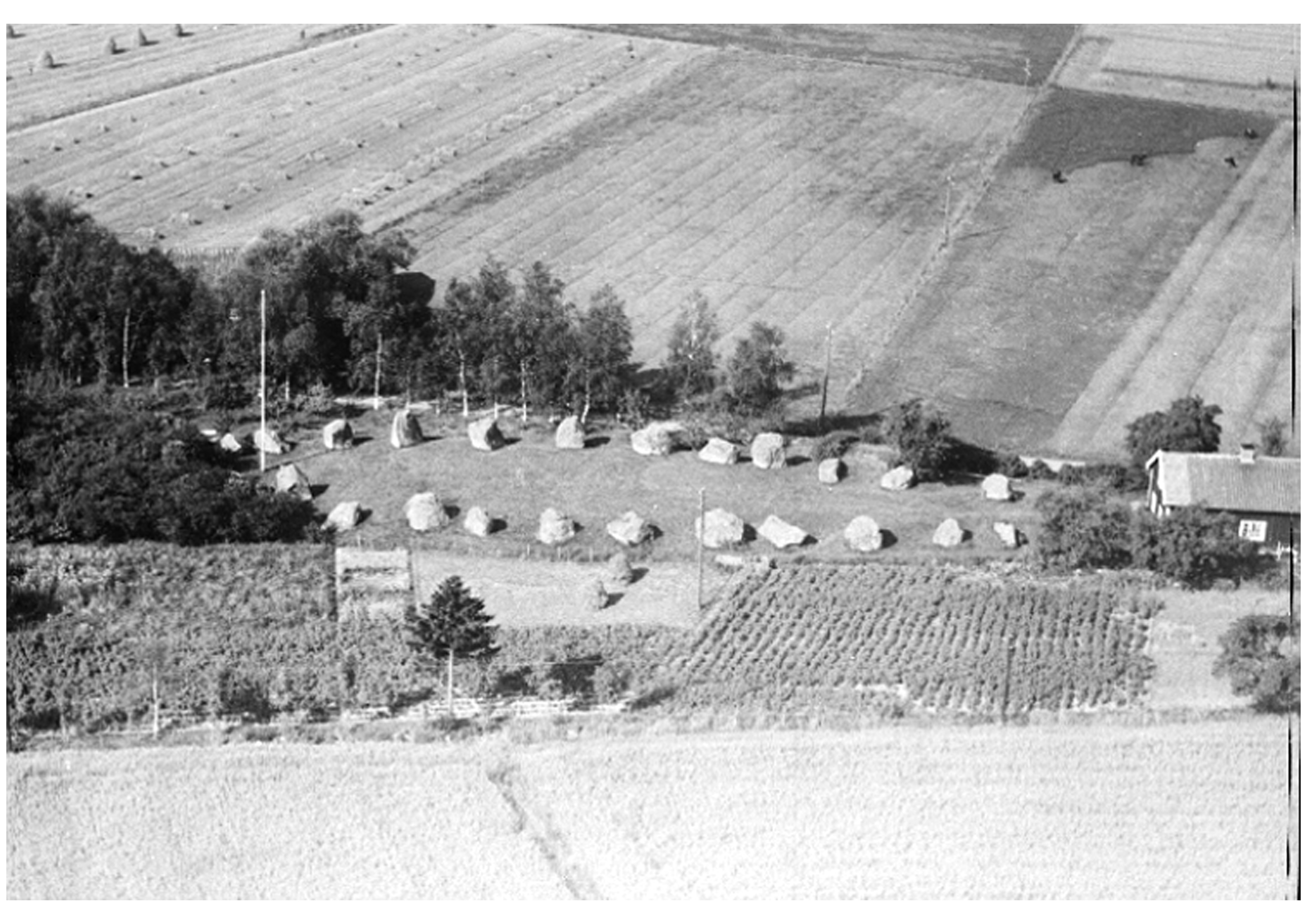 Svart vitt foto från ovan på Askeberga Skeppssättning. 