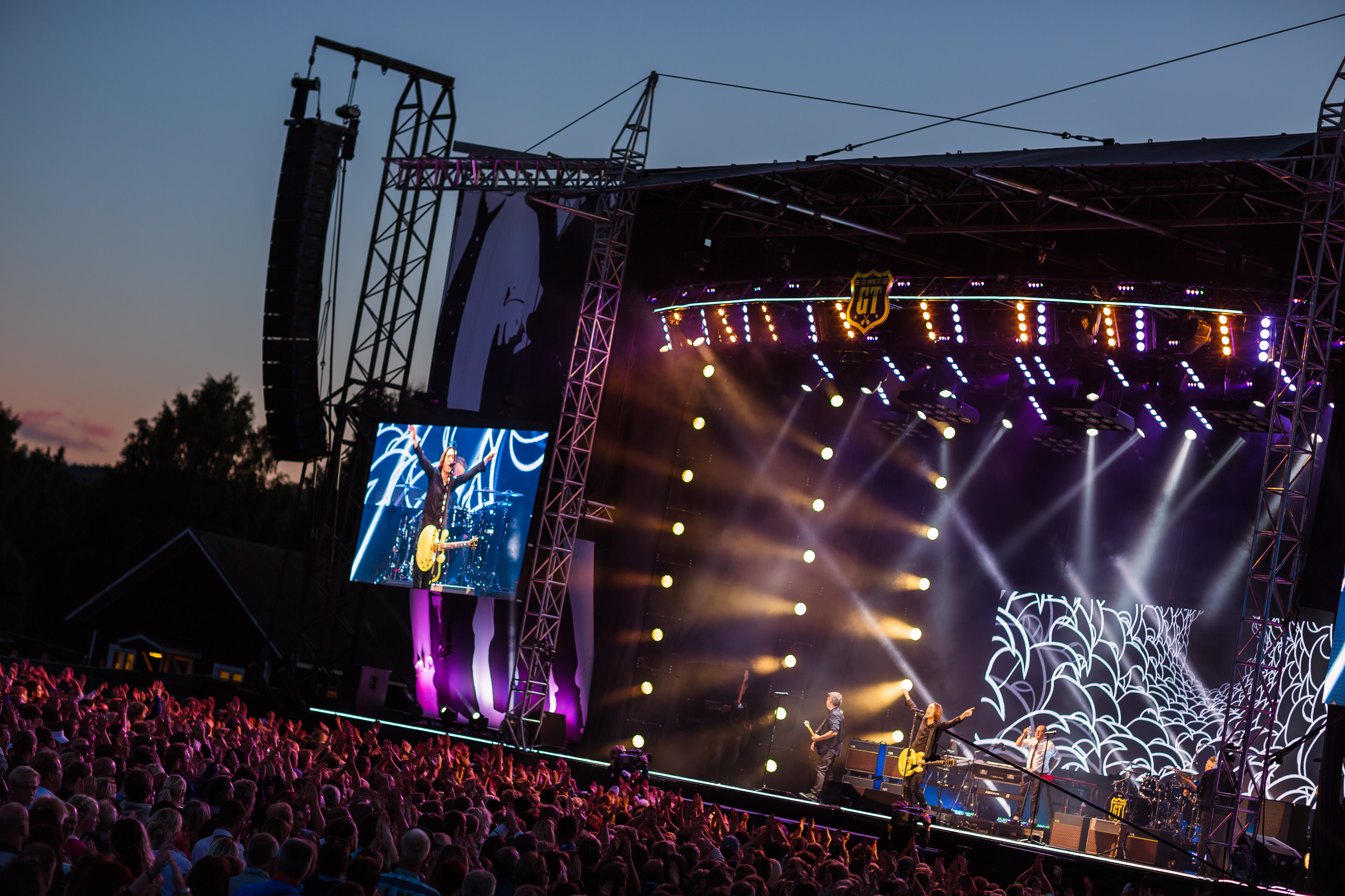 Publikhav framför en scen.