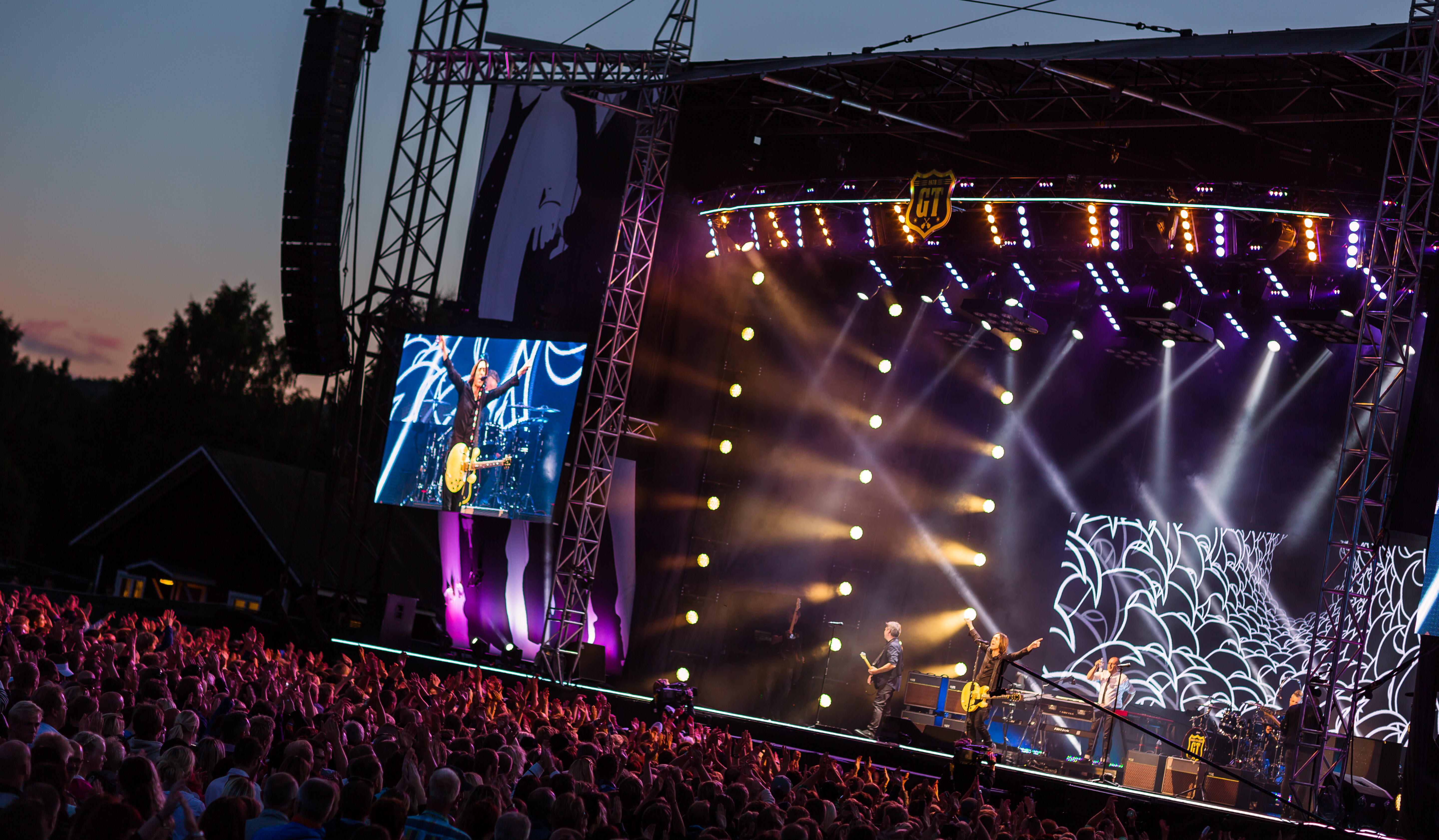 Publikhav framför en scen.