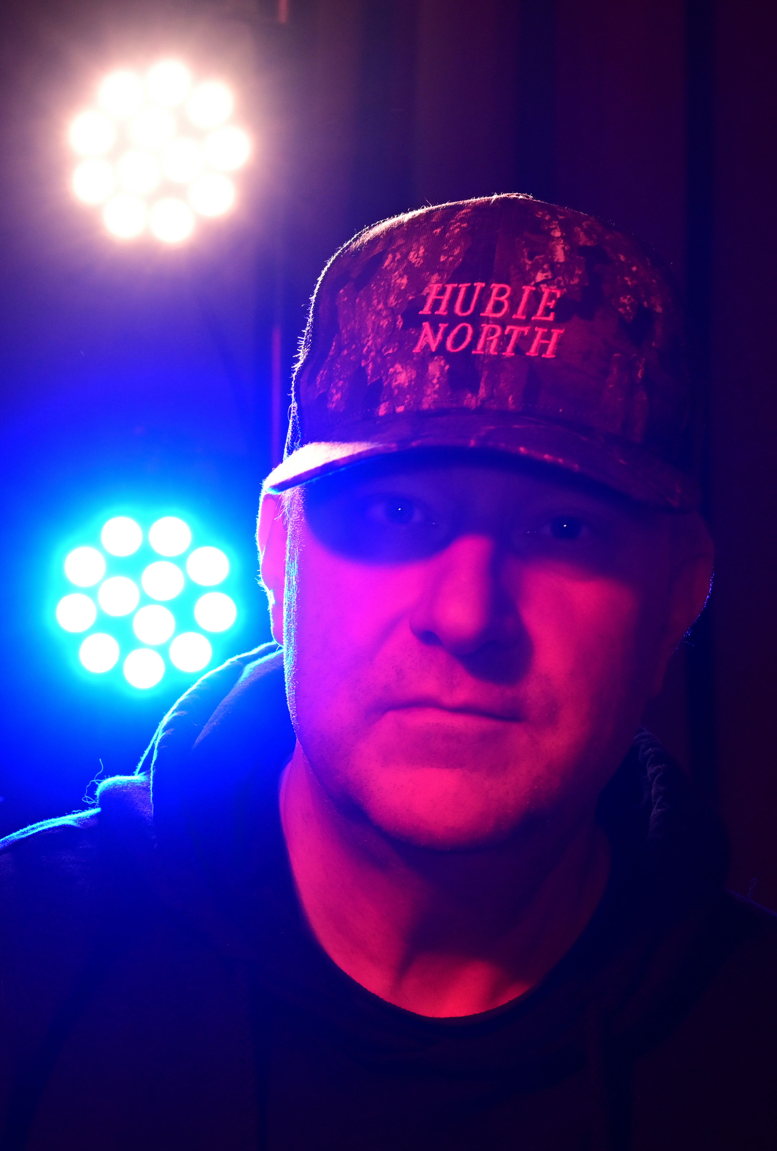 En man med keps som det står hans artistnamn Hubie North på. 