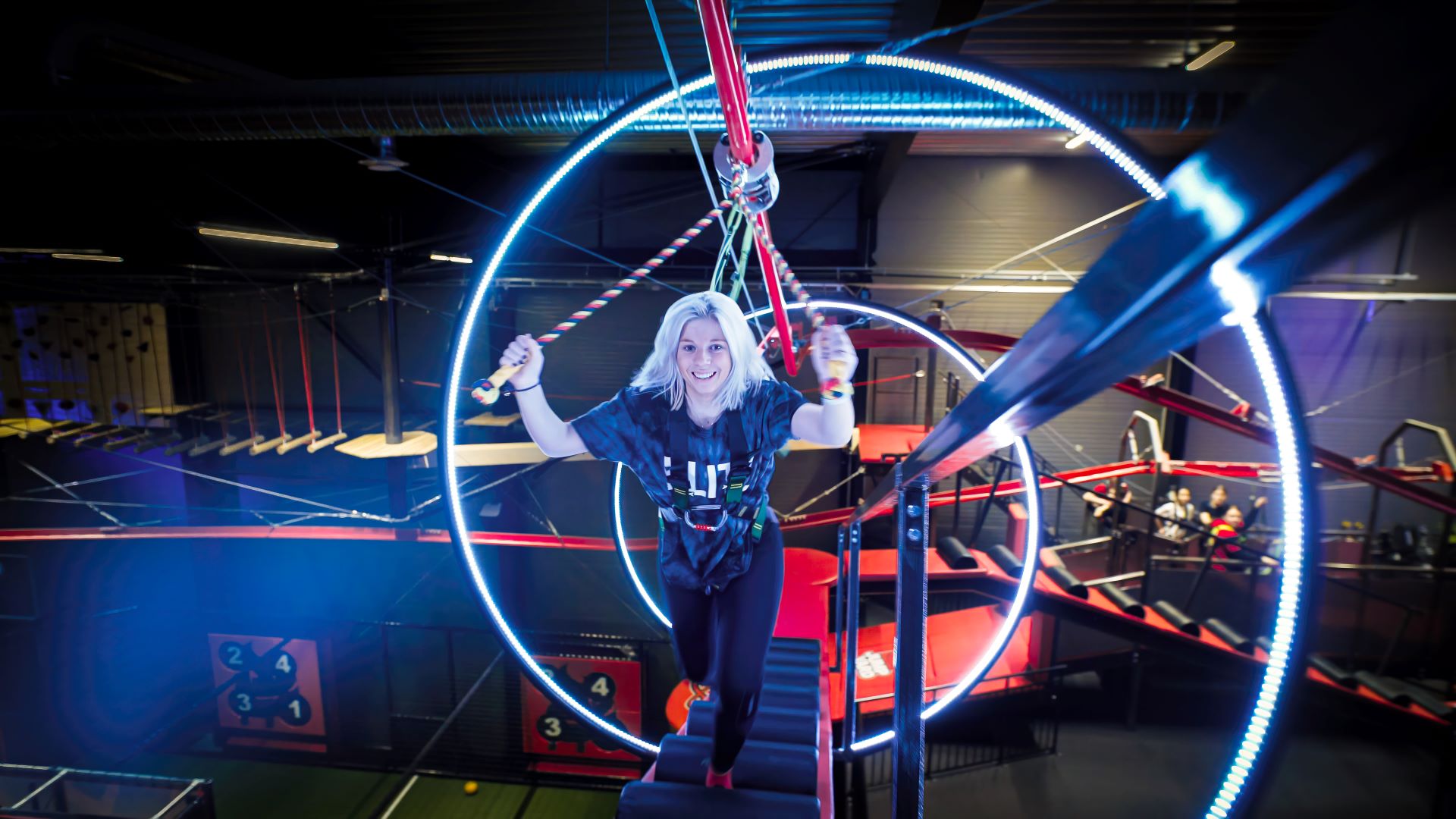 En ung vuxen kvinna på JumpYard. 