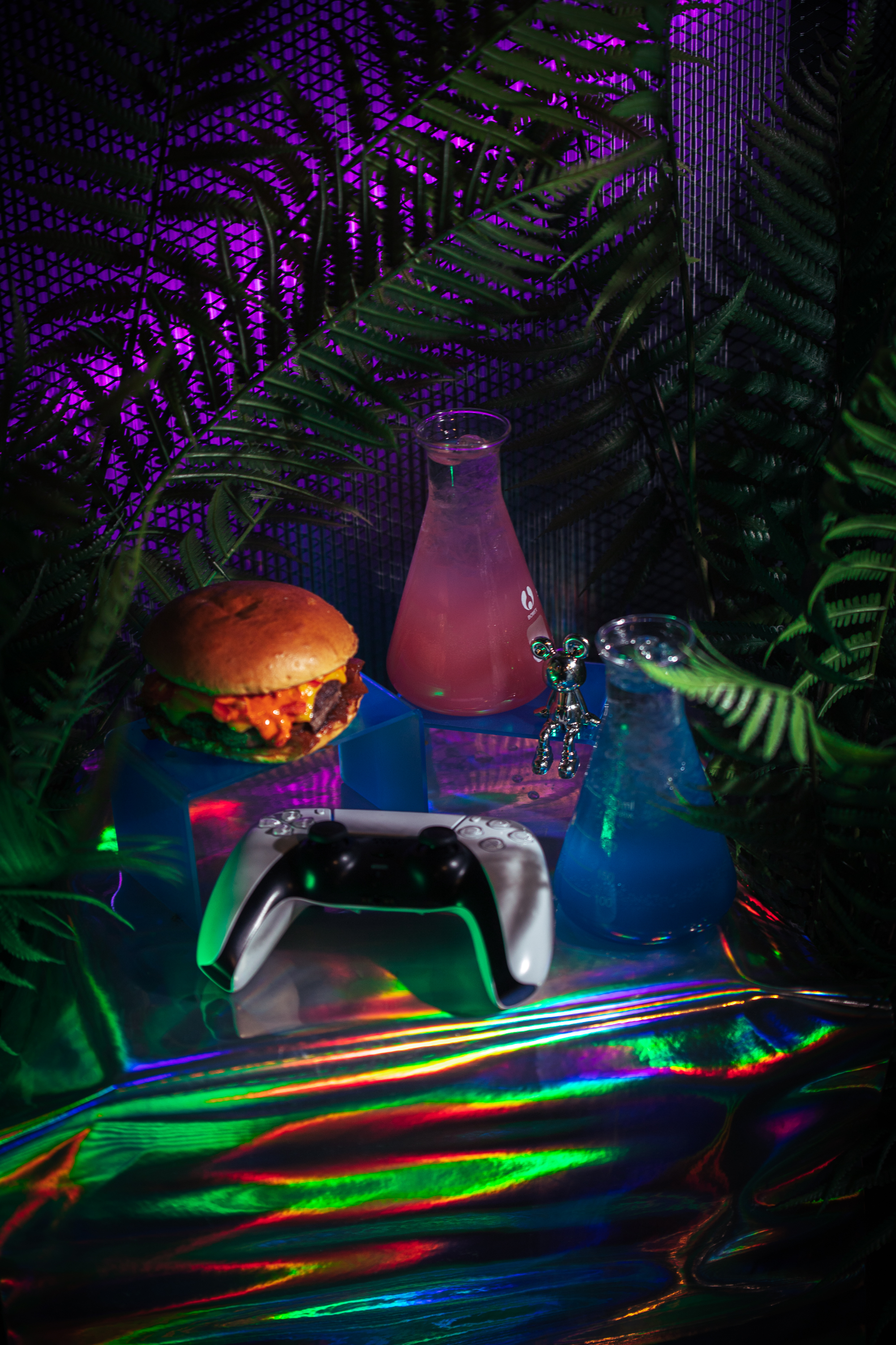Hamburgare och spelkonsol på Kappa Bar