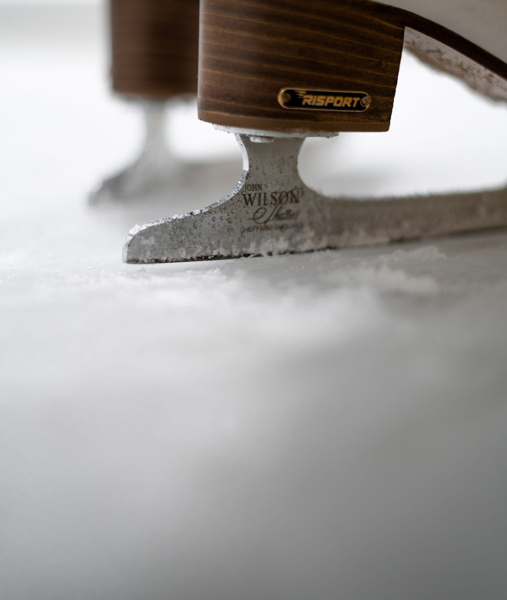 Närbild på ett par skridskor