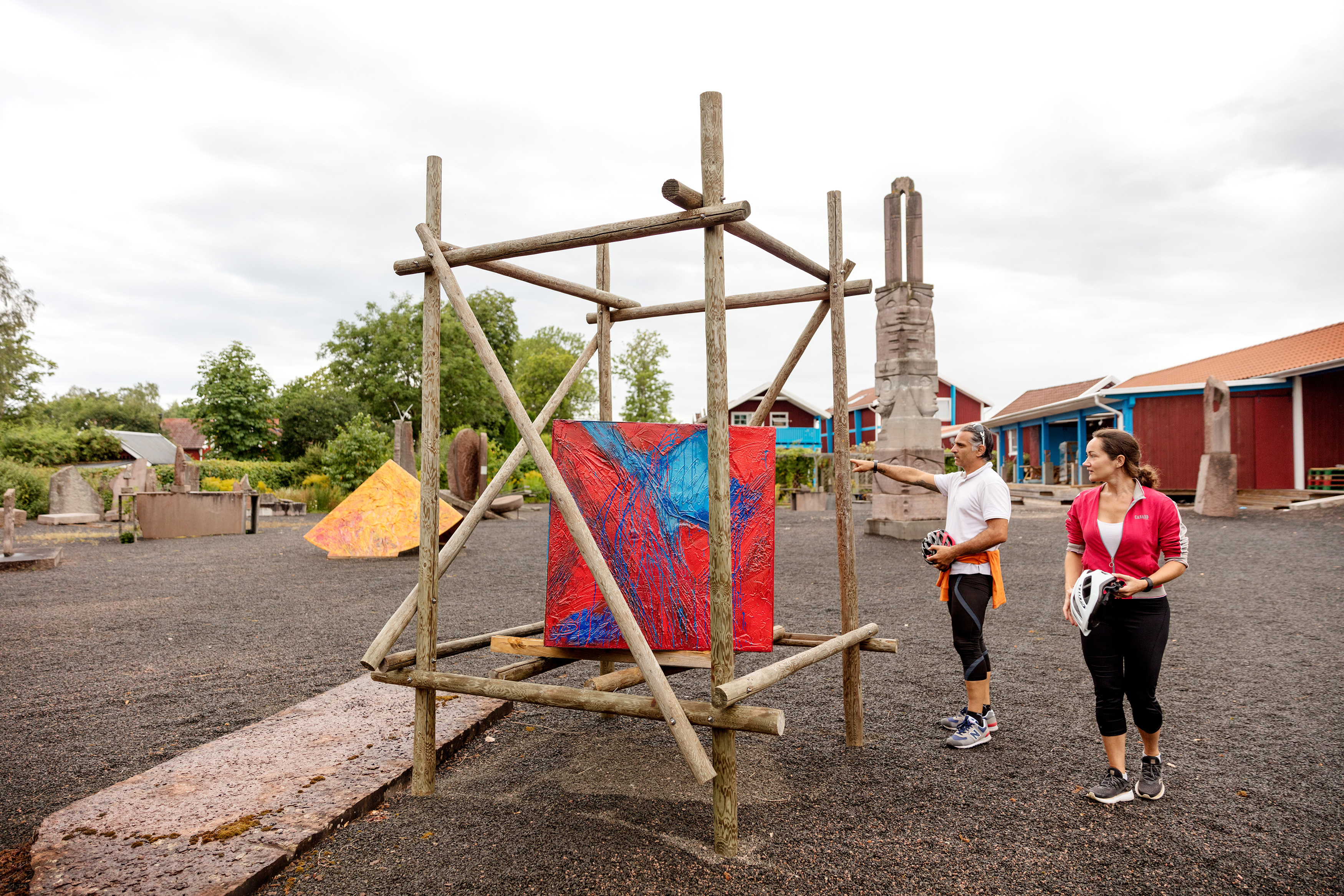 En kvinna och en man beundrar ett konstverk.