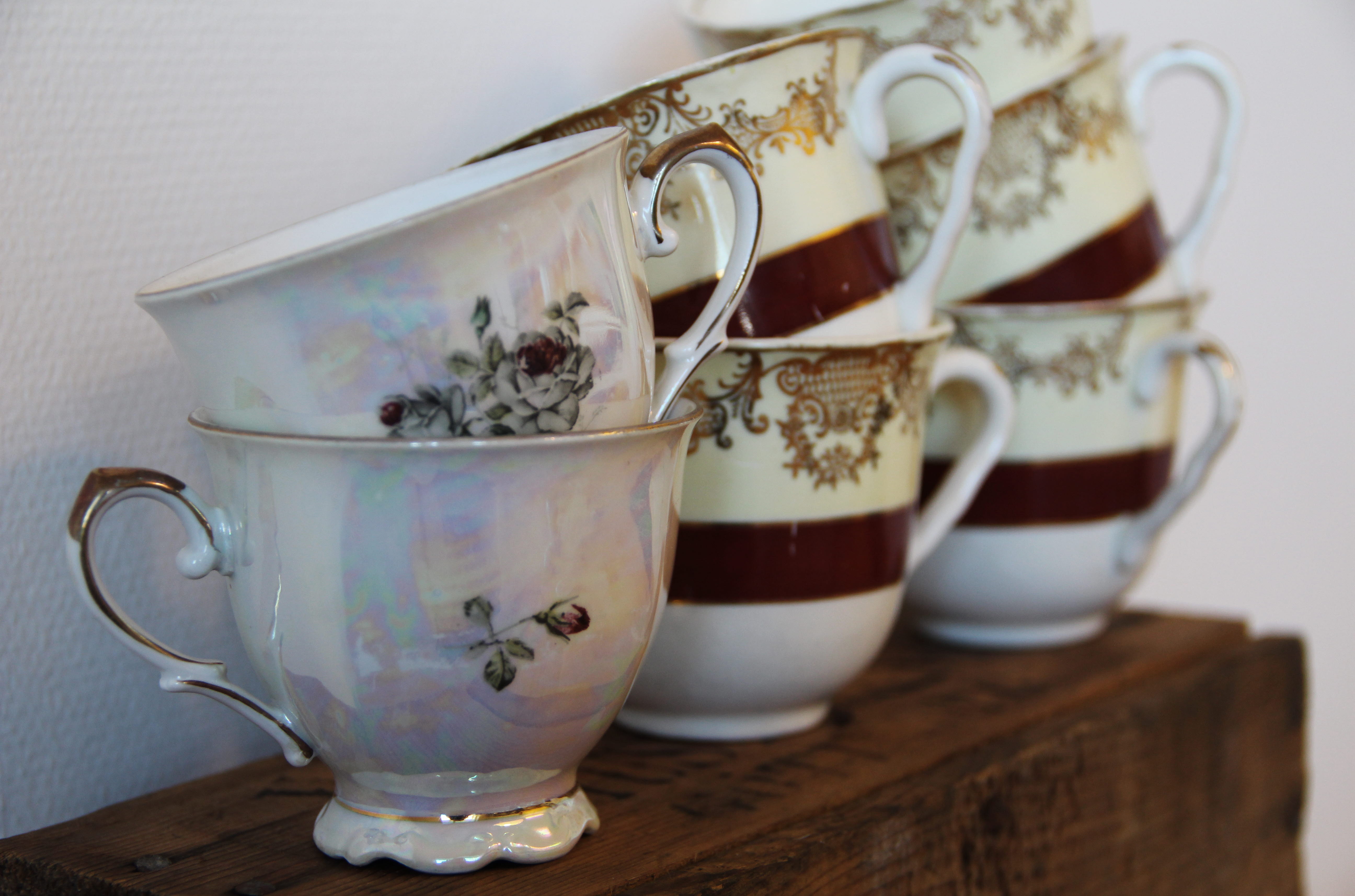 Sex staplade kaffekoppar står på rad