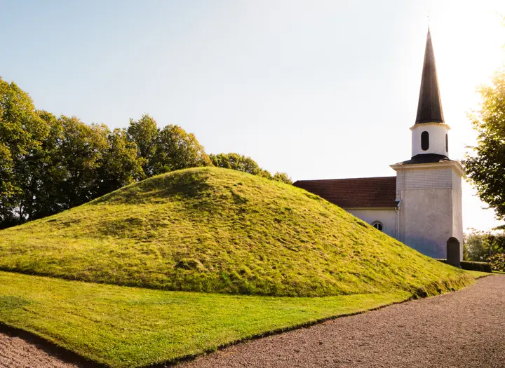Flistad by & Flistad kyrka med Kung Ranes hög
